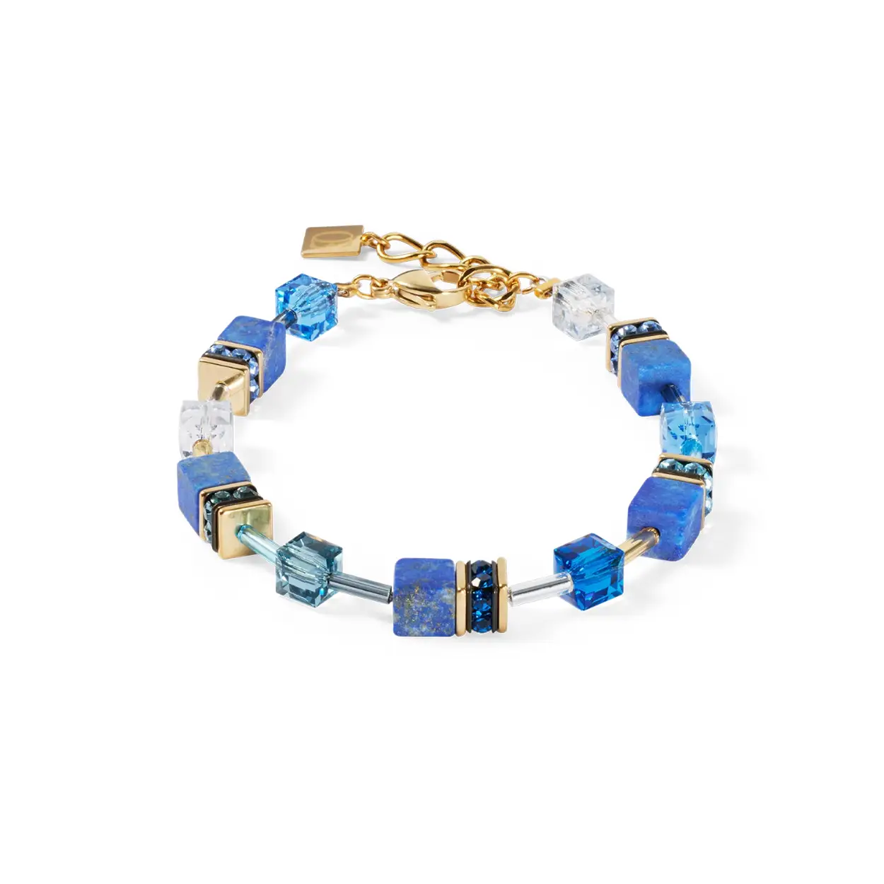 Diep, intens, tijdloos - de GeoCUBE® Iconic Precious-armband blauw combineert krachtige lapis lazuli met glinsterende Swarovski®-kristalblokjes. De gouden roestvrijstalen elementen zetten elegante accenten en ronden het ontwerp harmonieus af. Een sieraad dat kracht en elegantie perfect combineert - ideaal voor een stijlvolle alledaagse look of speciale gelegenheden.