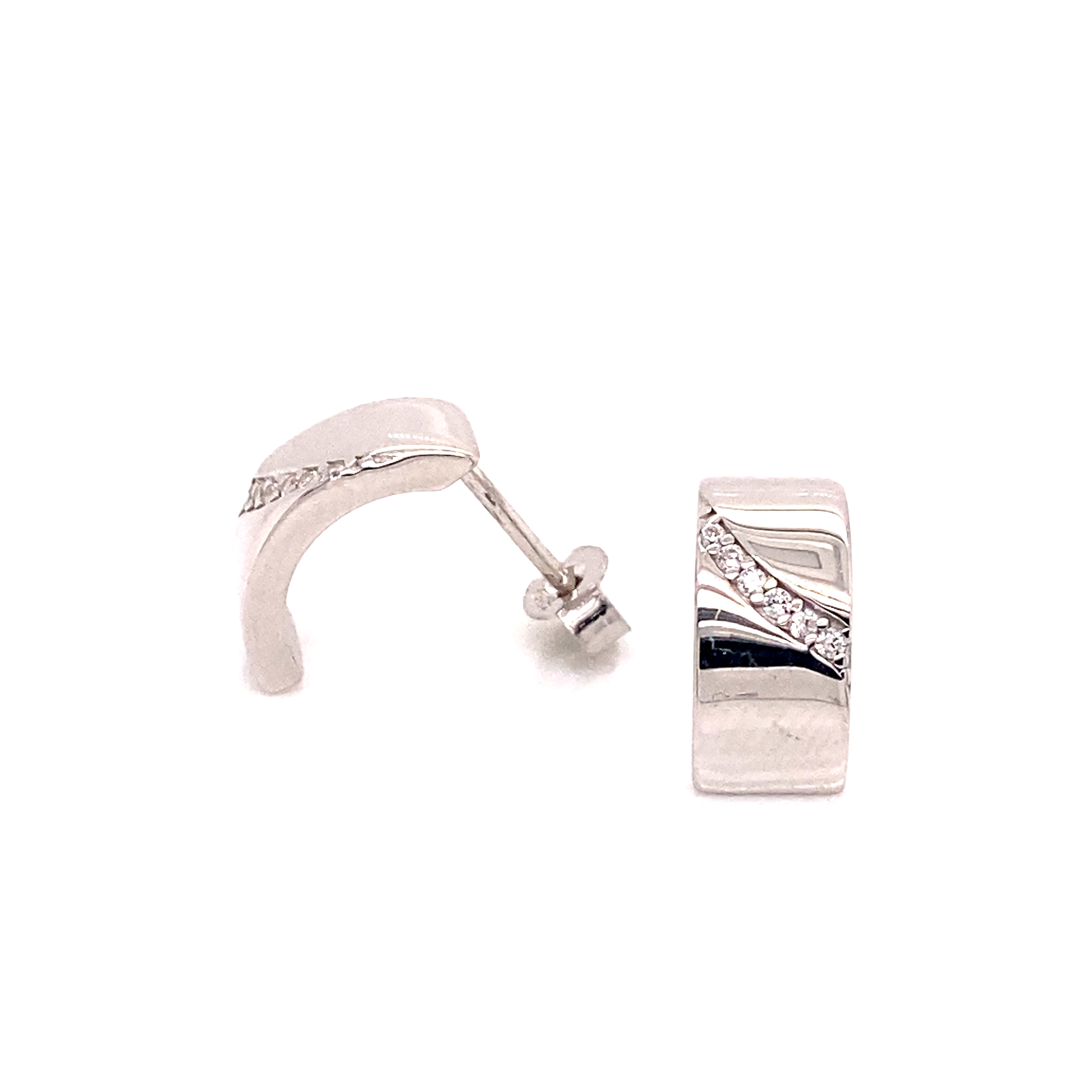 Deze 925 zilveren oorstekers hebben een elegante uitstraling. De oorstekers hebben de vorm van een halve creool. De oorstekers zijn volledig glad gepolijst en hebben ieder een rij met briljant geslepen zirkonia stenen gezet.