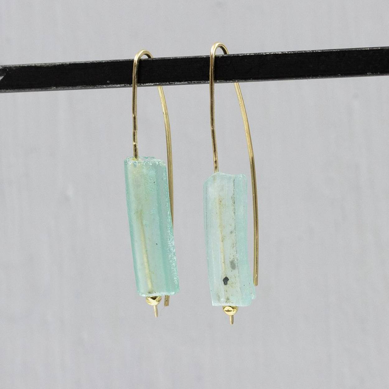 Goldfilled oorhaken met Romeins glas. 

Het is qua uniekheid net een edelsteen, maar deze sieraden zijn gemaakt met Romeins Glas. De romeinen maakten dit 2000 jaar geleden al, met dezelfde reden als wij nu hebben voor glas! In de voorjaarscollectie is er nu een lijn sieraden in combinatie met dit glas. De unieke uitstraling en ambachtelijke look paste 32 jaar geleden als perfect in onze collectie. Bij Jéh Jewels zijn wij nog altijd gek op dit eeuwenoude glas en wij hopen jullie nu ook.

Roman Glass by Jéh how timeless do you want it to be.