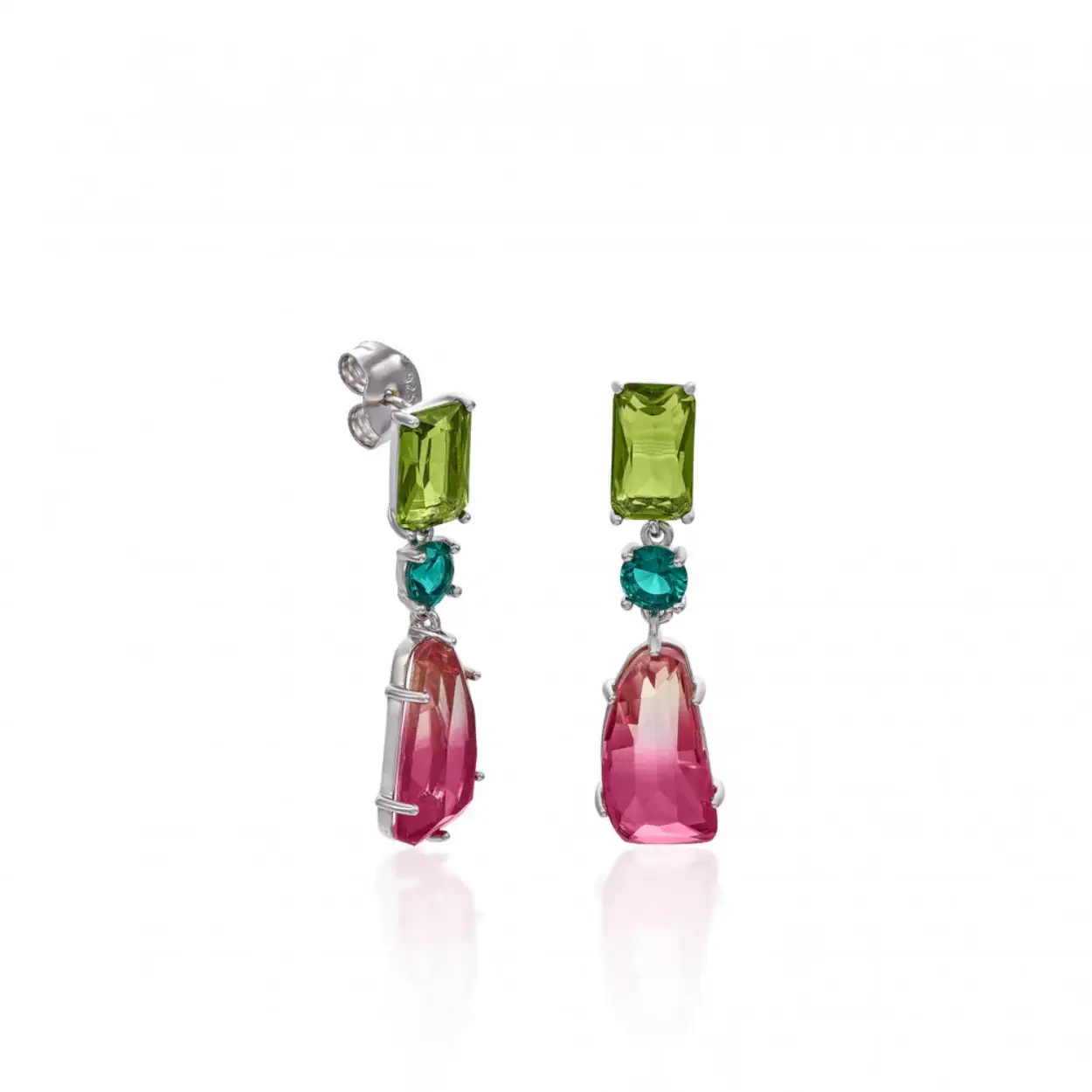 Earrings to give color to your day to day and all your outfits. Green, red and blue tones that combine different shapes and give freedom of movement.