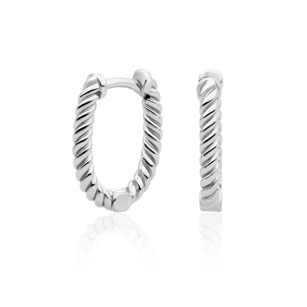 Laat je verbeelding de vrije loop en stel jouw eigen Sparkling Jewels oorbellen samen, een uniek sieraden concept. Voor onze nieuwe Twist collection hebben wij ons laten inspireren door de minimalistische fashion trend. 

Deze Twist creolen zijn geschikt voor alle edelstenen. Ga je voor een minimalistische look? Match ze dan met de Twist small ovals!

15*12mm ovaal
Hoog gepolijst - 925 zilver