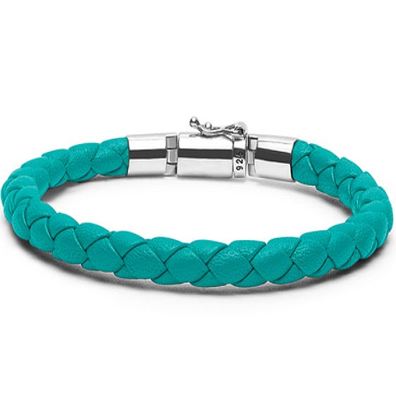 De modieuze lederen variant van de Ben schakel is een kleurrijke essential om dagelijks te dragen en om je zomerdagen mee op te vrolijken! Het is perfect om te combineren met je zilveren Buddha to Buddha sieraden, de armband naast je horloge te dragen of juist alleen. De armband is handgemaakt van hoogwaardige leerkwaliteit met het iconische en tijdloze sterling zilveren slot dat je van Buddha to Buddha gewend bent.
J545AQ E - Ben XS Round Leather Aqua