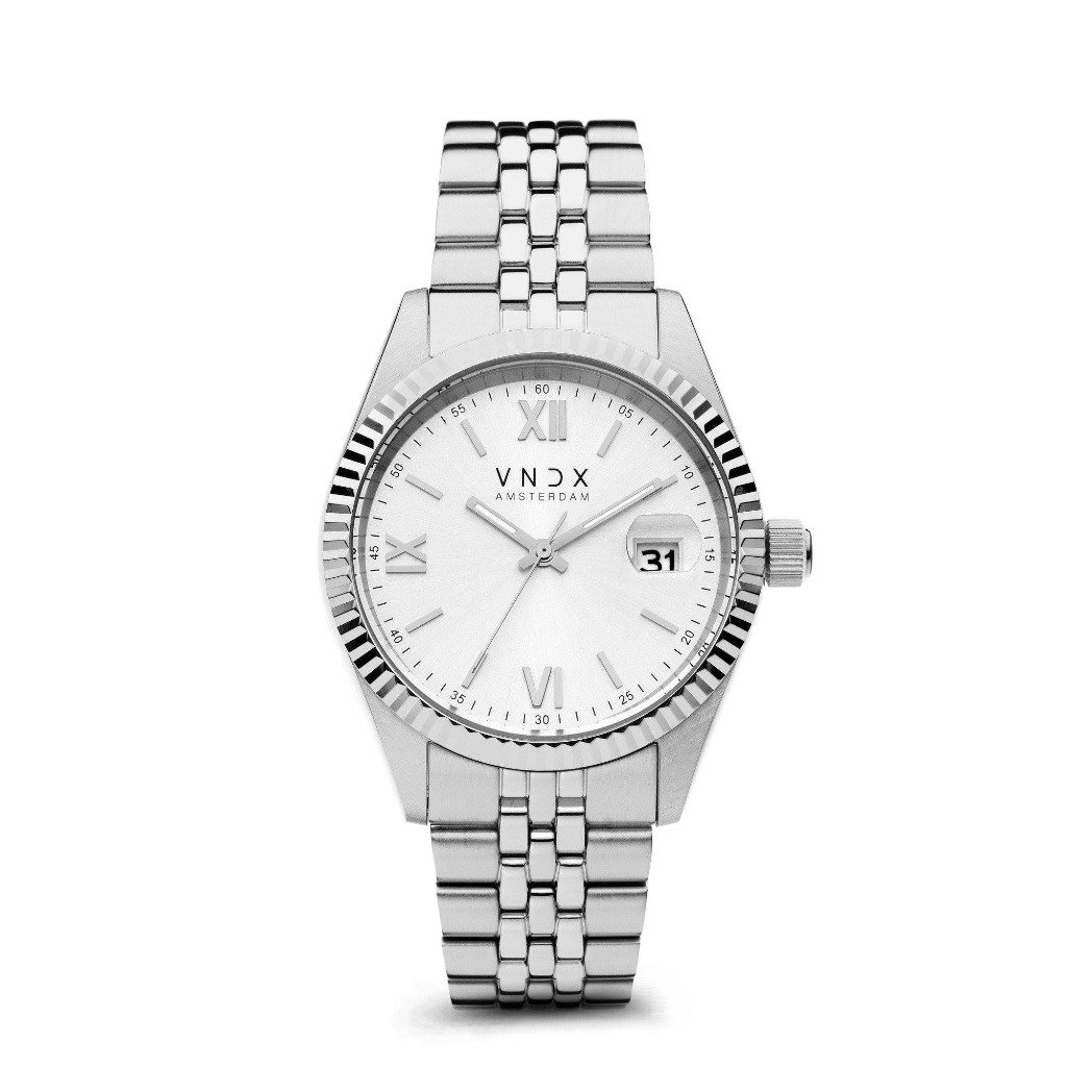 Zilver als de zoutvlakten van Bolivia en de rum in Brazilië. Dit stoere horloge met zilveren roestvrijstalenband en wijzerplaat zal je vergezellen op je ontdekkingstochten. Durf te verkennen. Ga waar je heen wilt. Never too late.