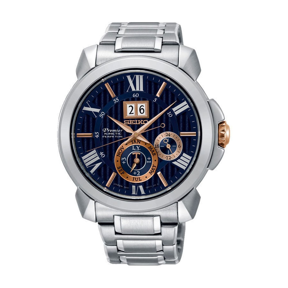Deze Seiko Premier Kinetic is uitgerust met een Kinetic uurwerk. Het zet de arm-en polsbewegingen van de drager om in energie. Wanneer het horloge 24 uur niet gedragen wordt, zet het zichzelf in een energiezuinige slaapstand. Het Seiko horloge heeft een donkerblauwe wijzerplaat met bronskleurige accenten. Het horloge heeft saffier glas en is 10 atm.