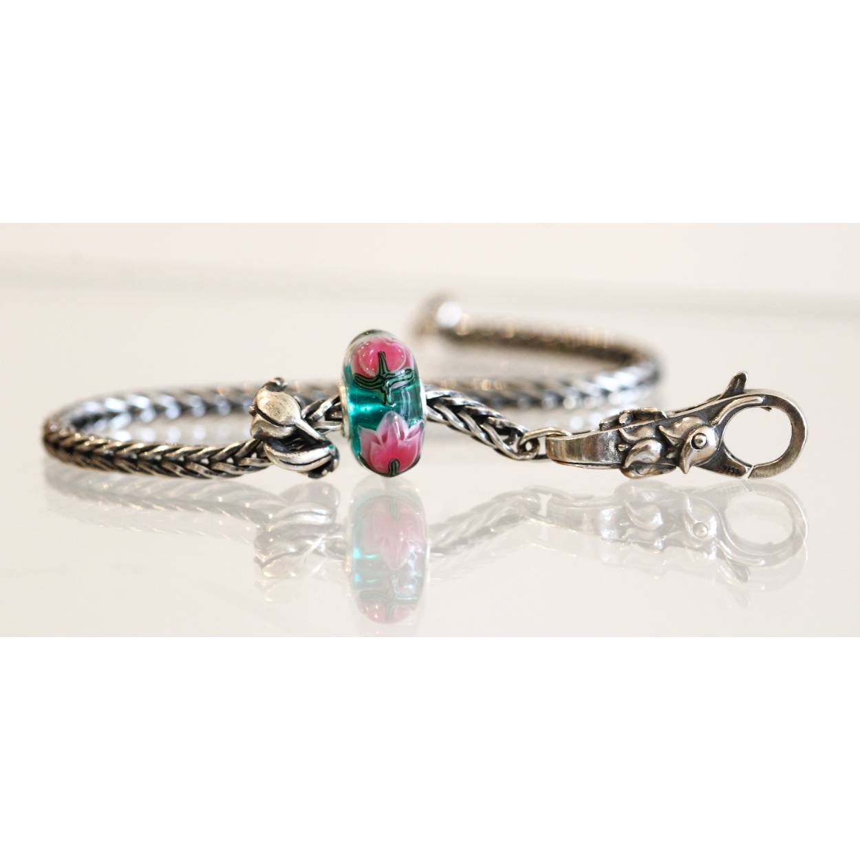 Met deze Trollbeads starters armband heb je gelijk een prachtige Trollbeads beginset. Deze TSA23D armband bestaat uit een vossenstaart armband van 19cm, een zilveren kraal, een gekleurde glaskraal en een tulpen slot. Doordat de vossenstaart armband alle kanten op even bewegelijk is heeft deze een prettig draagcomfort. Een stijlvolle combinatie om verder aan te vullen met herinneringen of dromen. Altijd al willen starten met Trollbeads? Maak nu gebruik van deze startersarmband!