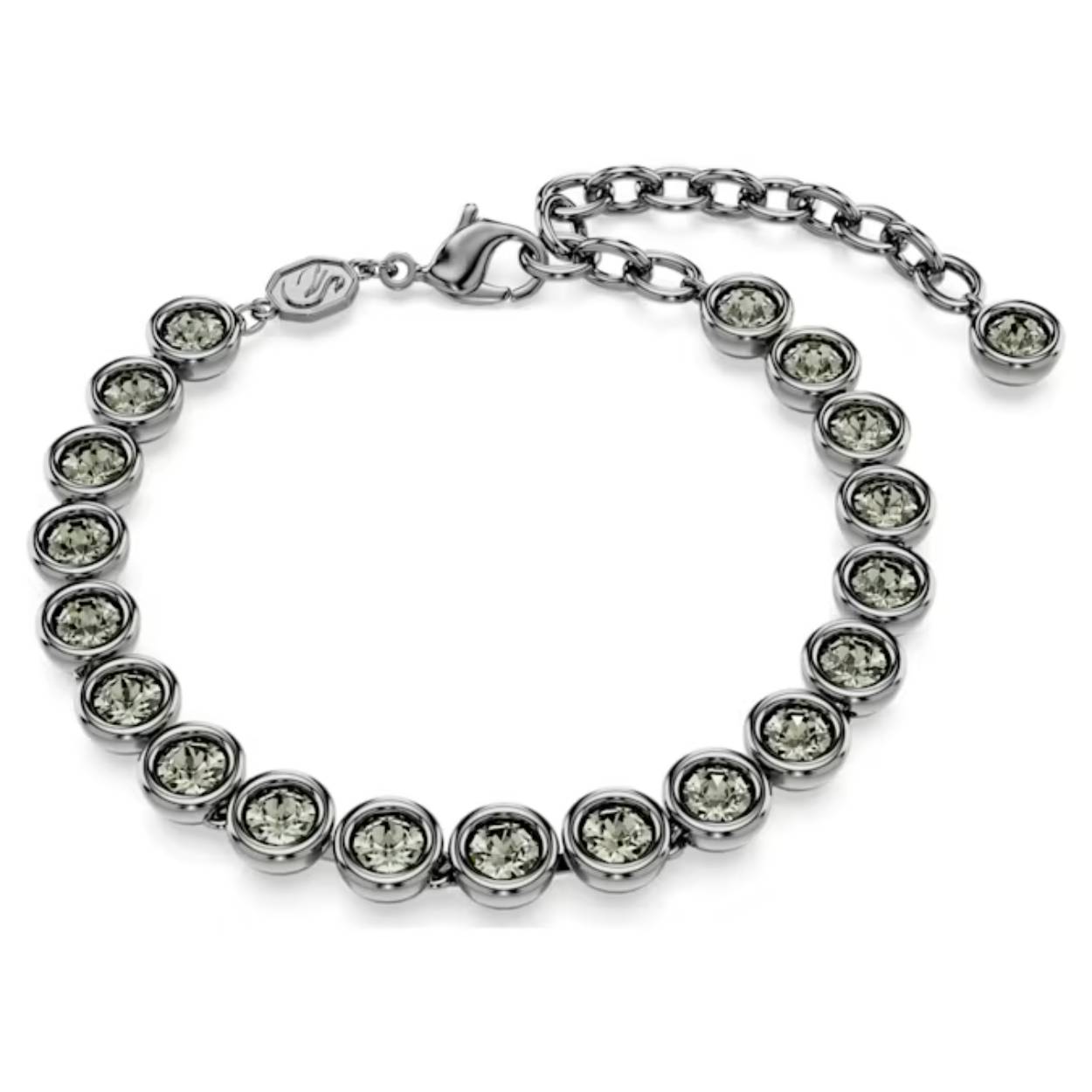 Deze aantrekkelijke Imber-tennisarmband combineert een diep kleurenpalet met vakkundig facetgeslepen kristallen. Het ontwerp met ruthenium toplaag bestaat uit een complete streng vol rondgeslepen zwarte kristallen in een dikke bezelzetting met een karabijnsluiting. Een ideale keuze voor een casual styling of een avondoutfit. Minimale lengte is 18.5 cm en maximale lengte is 23 cm.

