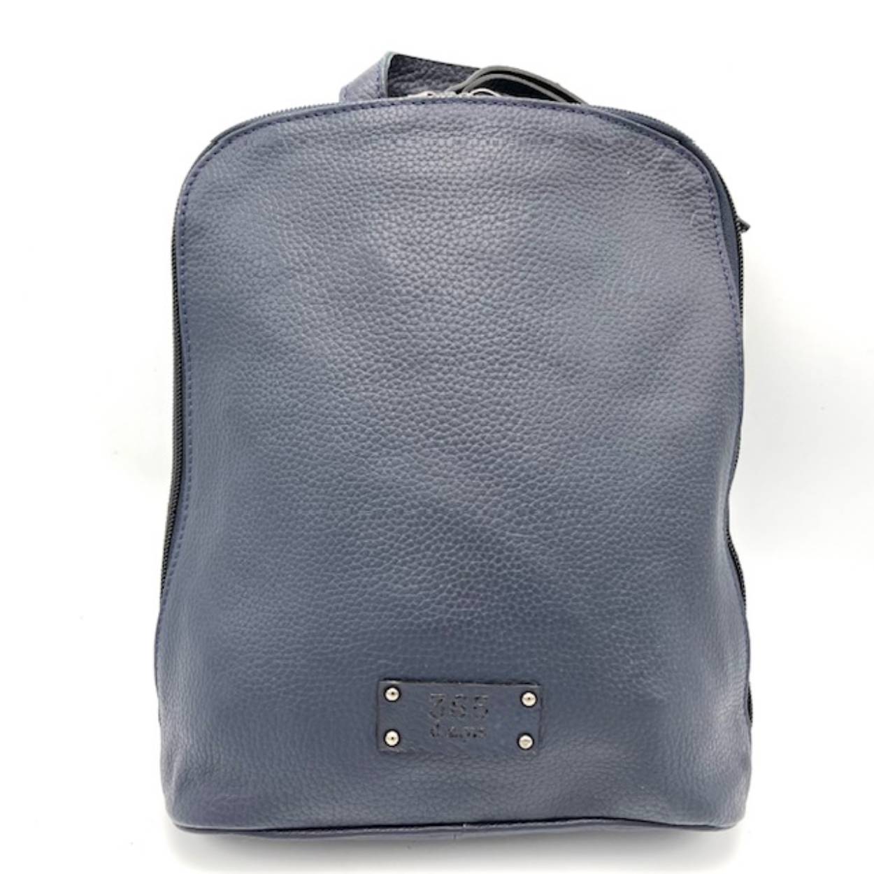 Leuke rugtas welke ruim open gaat.. 
De binnenkant heeft 1 hoofdvak, ritsvak en vak voor om een telefoon in op te bergen...

Afmetingen:
Hoogte 28cm x breed 22cm x diep 10cm