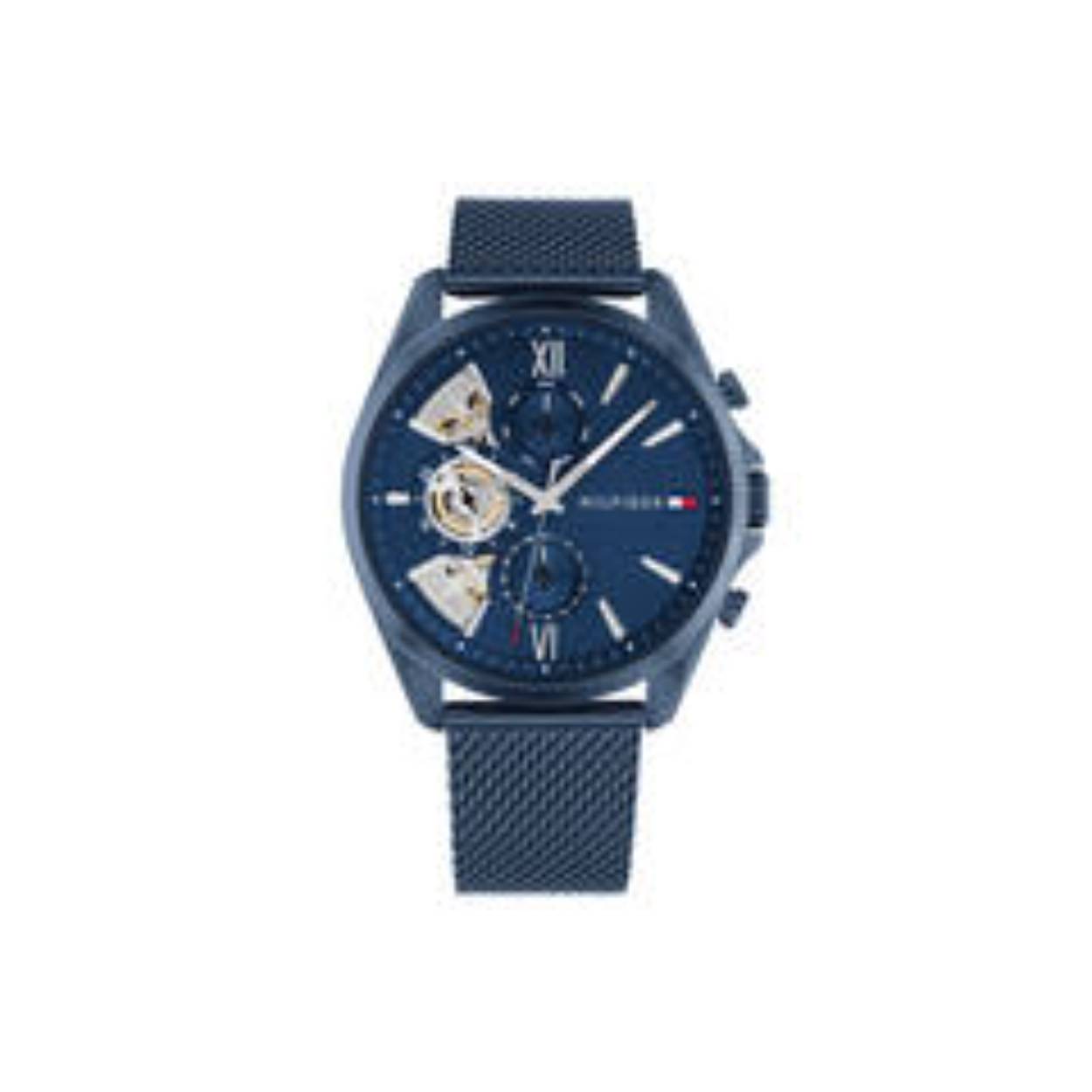 Tommy Hilfiger TH1710648 Horloge Heren Staal Blauw 44mm
Dit specifieke horloge van Tommy Hilfiger uit de Baker serie met artikelnr: TH1710648 is een stoer herenhorloge die zeker in je collectie past. Het stalen herenhorloge heeft een ronde blauwe kast met een gladde bezel en een blauwe wijzerplaat met dag,- datum en 24-uursaanduiding en zilverkleurige wijzers en accenten. De blauwe milanese band is op lengte verstelbaar en heeft een druksluiting. Het horloge heeft een mineraalglas, een doorsnee van 44mm en is 5ATM. 

Het merk:
Sinds de lancering van het merk in 1985 is Tommy Hilfiger wereldwijd bekend geworden als pionier van de klassieke Amerikaanse coole stijl. Geïnspireerd door de iconische popcultuur en het Amerikaanse erfgoed. De dames en herencollectie van dit seizoen bestaan uit minimalistische silhouetten en rustieke lederen details. De herenhorlogecollectie biedt iconische uurwerken met roestvrijstalen, lederen en siliconen banden.

Specificaties:
- Mineraalglas
- Ronde kast 44mm
- Blauwe horlogekast
- Blauwe wijzerplaat
- Blauwe milanese band 
- 5ATM