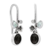 Oorbel - Forest Lake
 Sterling zilver
Deze Sterling zilveren oorbellen hebben elk een zwarte onyx steentje van 8 x 6 mm. Beide haakjes zijn versierd met een zilveren bloemetje, een 3 x 5 mm aquamarijn steentje en een 2 mm ronde witte topaas.
