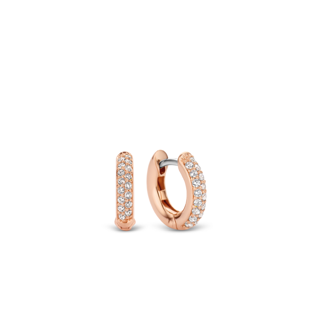 Deze TI SENTO - Milano creolen zijn gemaakt van zilver, voorzien van een rosé plated laag en vormen de basis van ontelbare mogelijkheden. De voorzijde van de oorbellen zijn pavé gezet met zirconia's. De oorbellen kunnen zowel los gedragen worden, als gecombineerd met oorbelbedels. Draag deze oorbellen bijvoorbeeld met oorbedels waar eveneens het rosé plated in verwerkt is, om deze kleur extra te highlighten. Deze oorringen zijn te combineren met al onze oorbedels. Mix & Match ze en creëër je persoonlijke look!