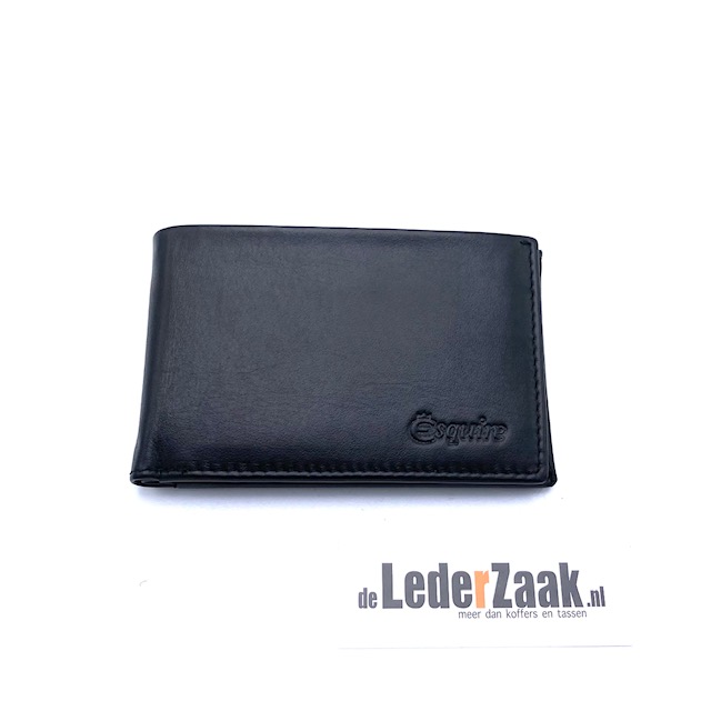 Deze Esquire Silk 2201 02 00 is gemaakt van hoogwaardig rundleer en heeft een tijdloos design. 
Functioneel, compact en handig.
Zwarte billfold gemaakt van soepel rundleder.

-3 pasjes
-muntgeldzak
-1 vak voor bankbiljetten

Afmetingen:
Hoogte 6.5cm x 10cm x 1cm diep

