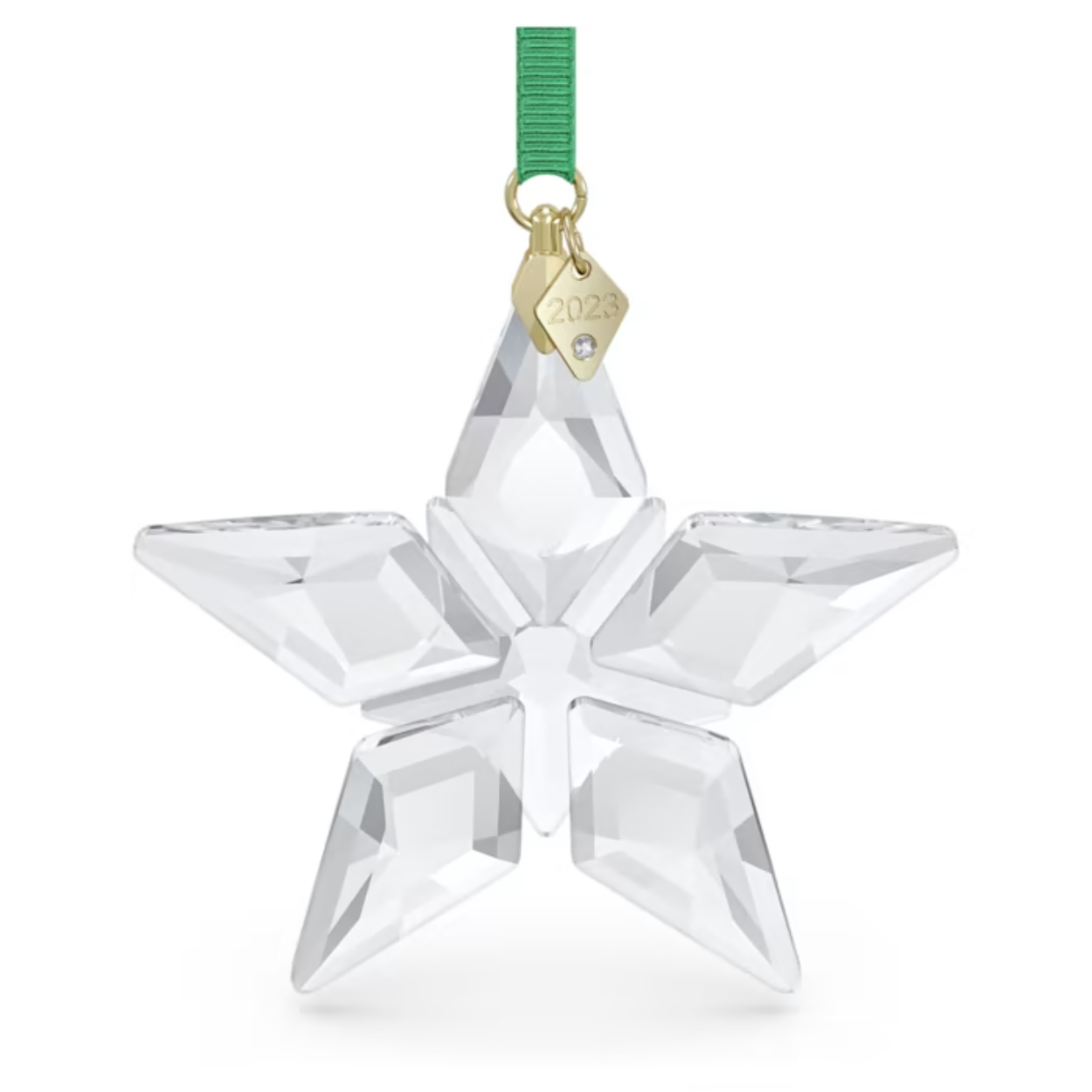 Het is tijd om een wens te doen. Dit schitterende ontwerp van 2023 zet de iconische traditie van de Jaarlijkse Editie Ornamenten van Swarovski voort en is geïnspireerd op ons magisch wiskundig erfgoed van goddelijke geometrie en complexe eenvoud. De heldere ster is vakkundig vervaardigd met 97 facetten en hangt aan een weelderig groen lint met een metalen label met goudkleurige toplaag waarop het jaar en een enkele chaton te zien zijn. Dit elegante verzamelobject is speciaal ontworpen voor de feestdagen en ideaal om cadeau te doen. U kunt het uiteraard ook aan uw eigen decoratie voor de feestdagen toevoegen. Decoratieobject. Geen speelgoed. Niet geschikt voor kinderen jonger dan 15 jaar.