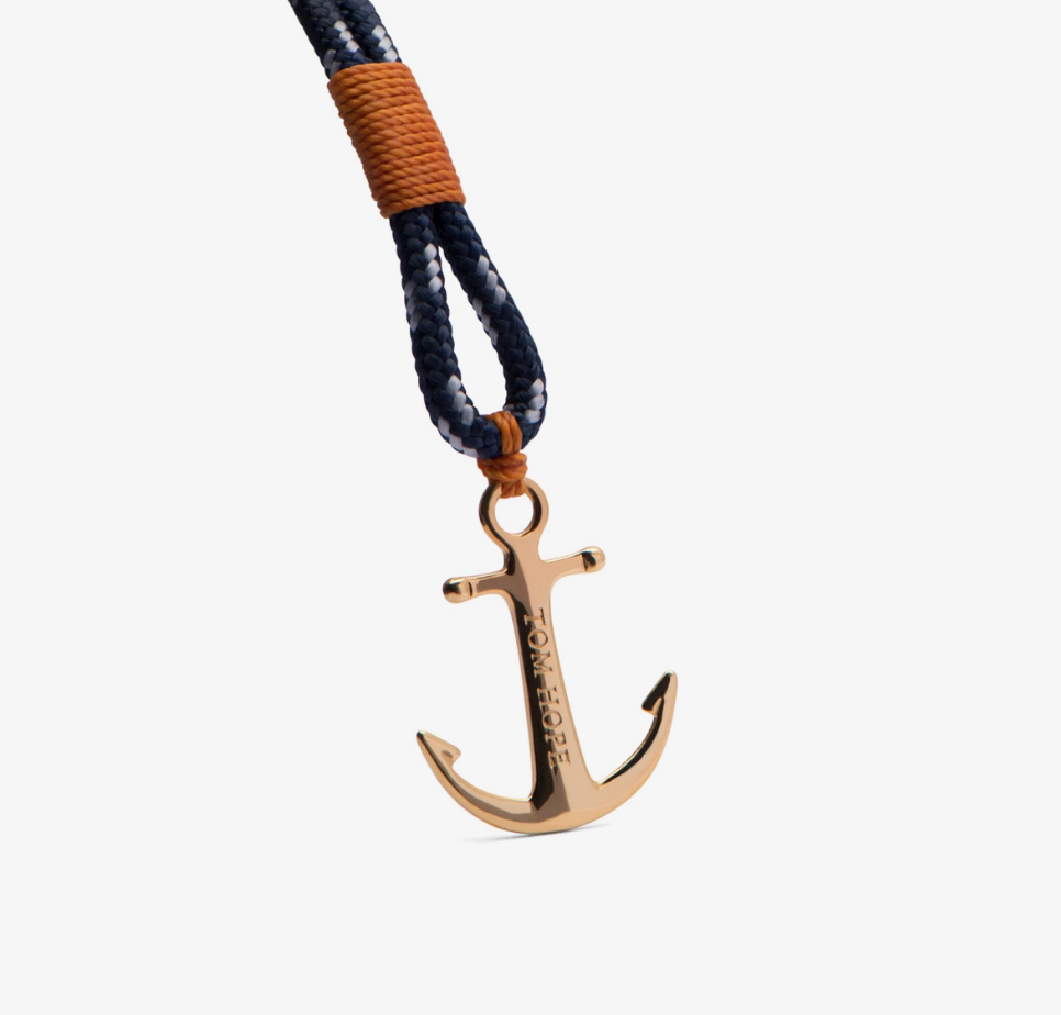 De Tom Hope 24K is een krachtige combinatie van onze tijdloze blauwe trimlijn, goudkleurig bindgaren en een massief messing anker gedompeld in goud. Deze armband straalt vertrouwen uit en is een van de mooiste armbanden die we ooit hebben gemaakt, een echt bijzonder accessoire.

L = 19.5-21cm