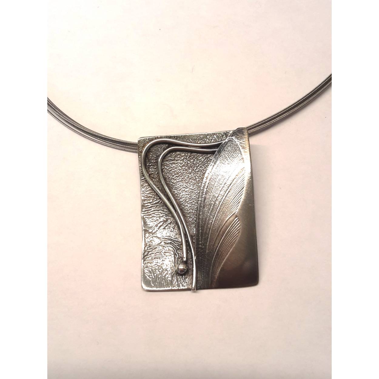 Buttner Schmuck handgemaakte sieraden vervaardigd in een klein atelier uit de Harz, zilver hanger met staaldraad
