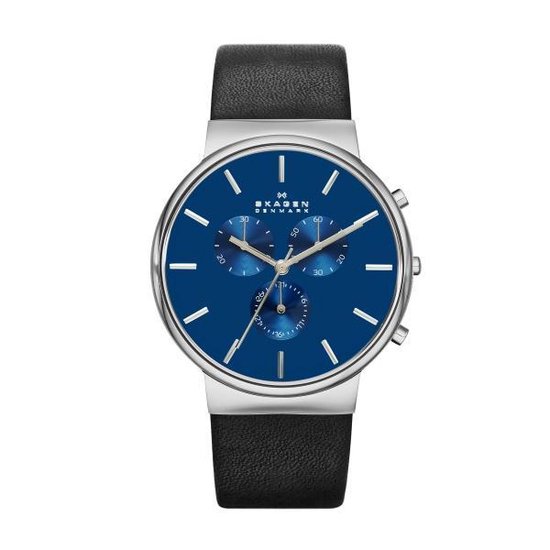 Edelstalen horloge met een zwarte leren band en een blauwe wijzerplaat