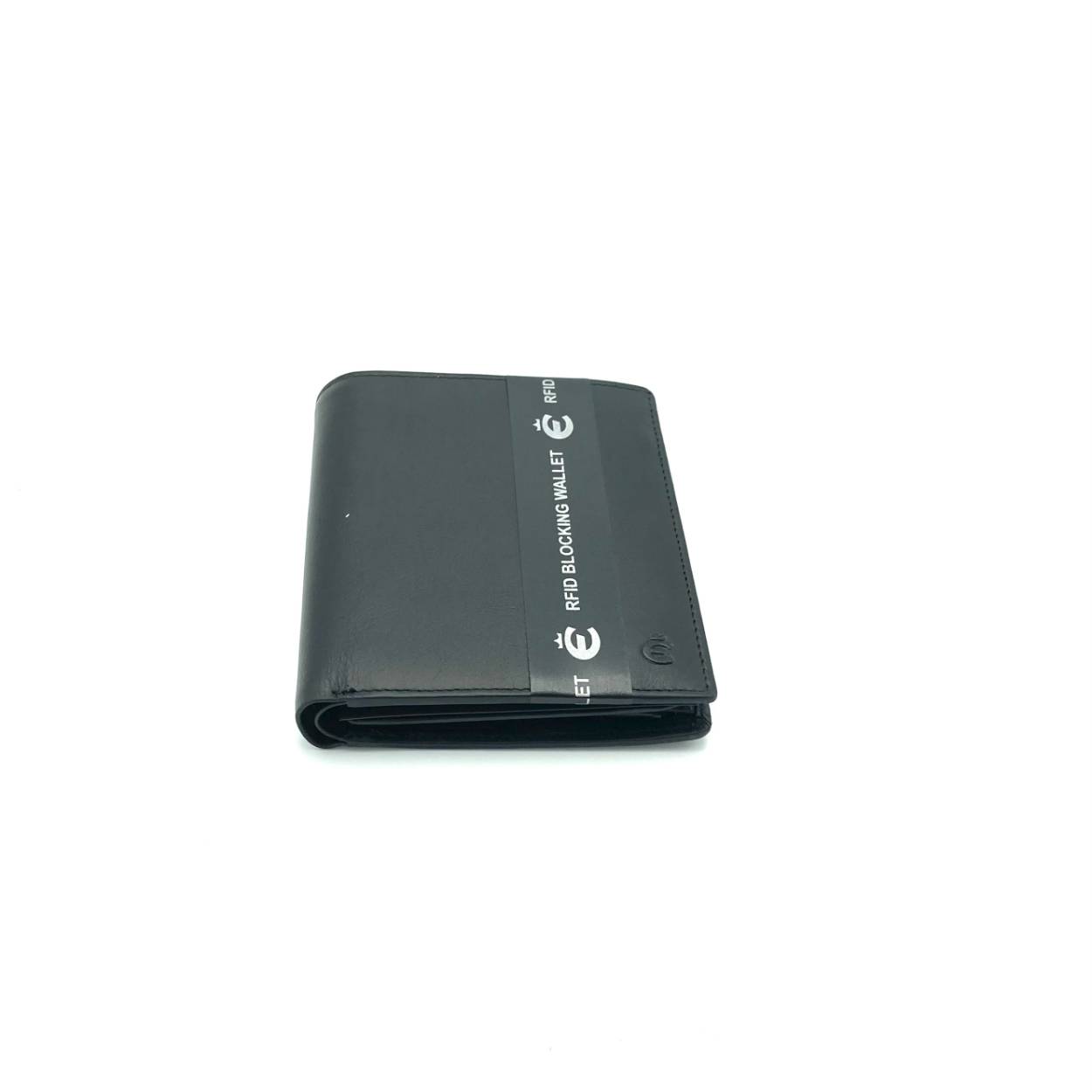 Dit hoog model van Esquire uit de serie Slim doet de naam alle eer aan.
Enorm plat gemaakt. Ruimte voor 11 pasjes, dubbel papiergeld vak.
En natuurlijk een ruim muntgeldvak.

Afmetingen:
Hoogte 12cm x breed 10cm x diep 1.2cm