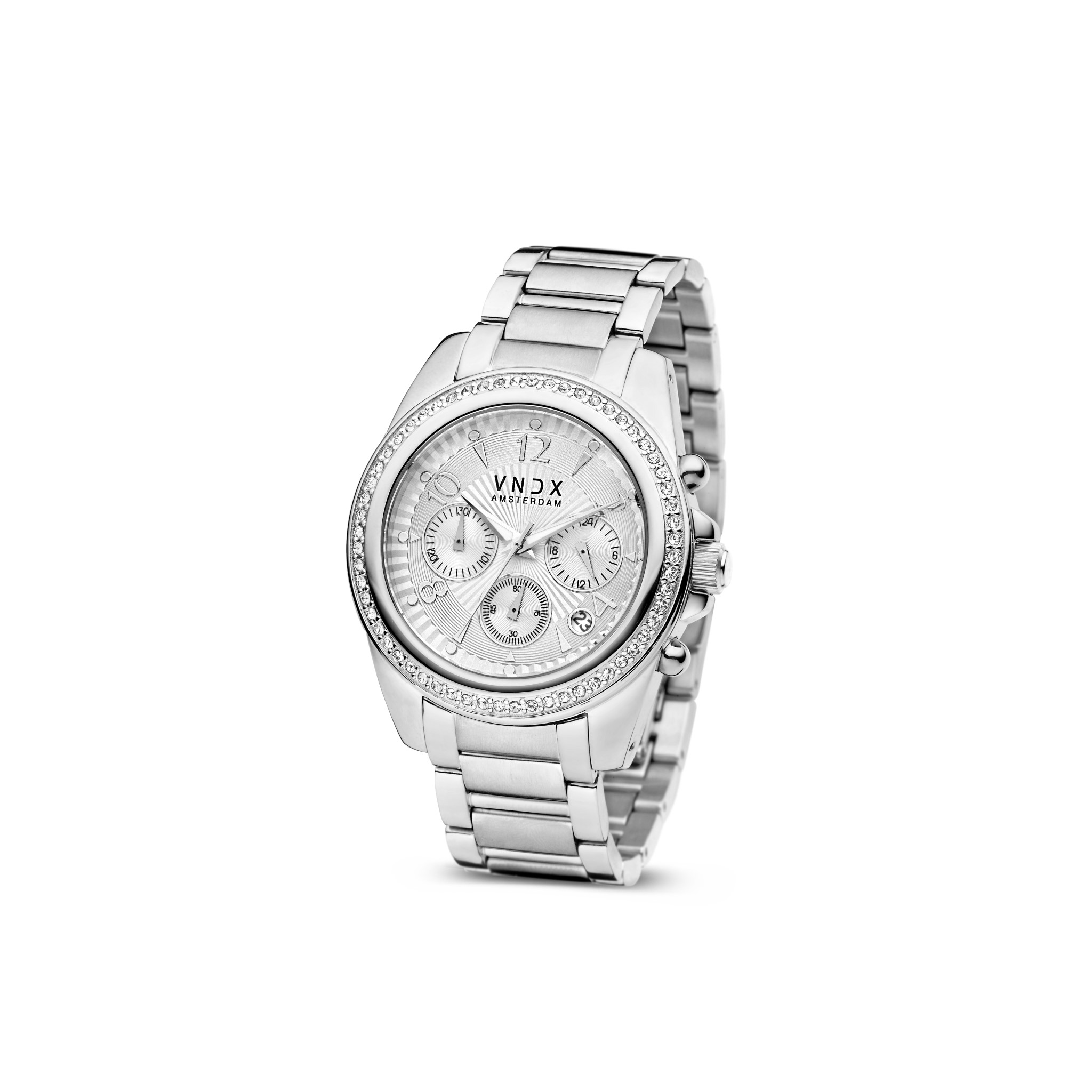 Shine, shine, shine! Het horloge dat gemaakt is om te shinen. Haar stevige zilver en kast is voorzien van een lunette gevuld met Swarovski steentjes. Zo sta jij in het middelpunt van de belangstelling. Achter haar sprankelende wijzerplaat bevindt zich een sterk uurwerk. Het uurwerk is multifunctioneel en is voorzien van, een stopwatch, een 24-uursklok en een datum aanduiding. Haar zilveren band heeft stevige schakels die uitkomen op een eenvoudig sluitende vlindersluiting. Het leven is een feest, geniet ervan, schitter als een ster. Never too late!