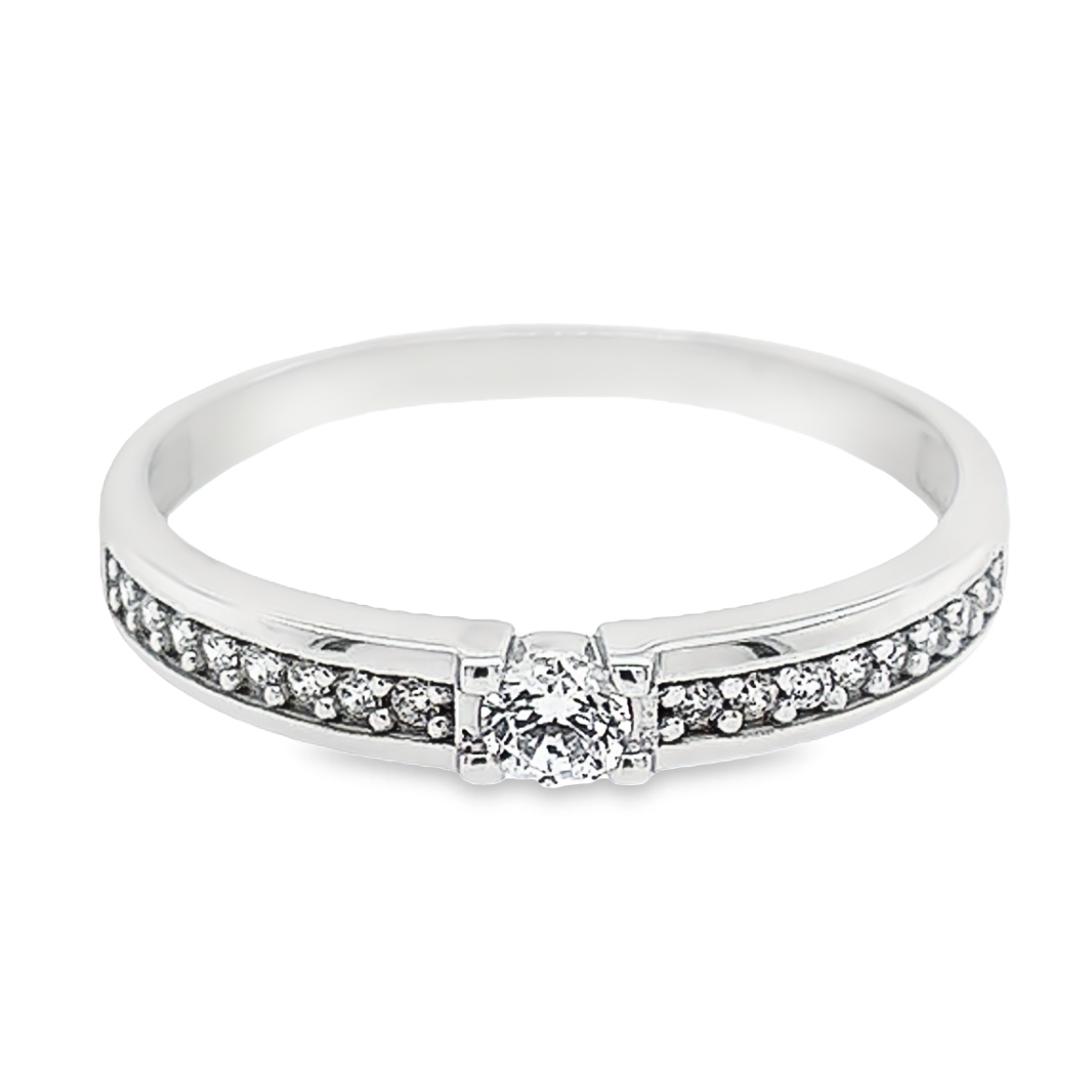 Deze witgouden ring is onwijs mooi gemaakt. De briljant geslepen zirkonia steen is gezet tussen 4 witgouden zetpoten. Ook de rijen met kleinere zirkonia stenen zijn stevig tussen 4 zetpoten gezet. De ring is erg mooi van formaat, de schittering is zeker aanwezig, maar niet overheersend.