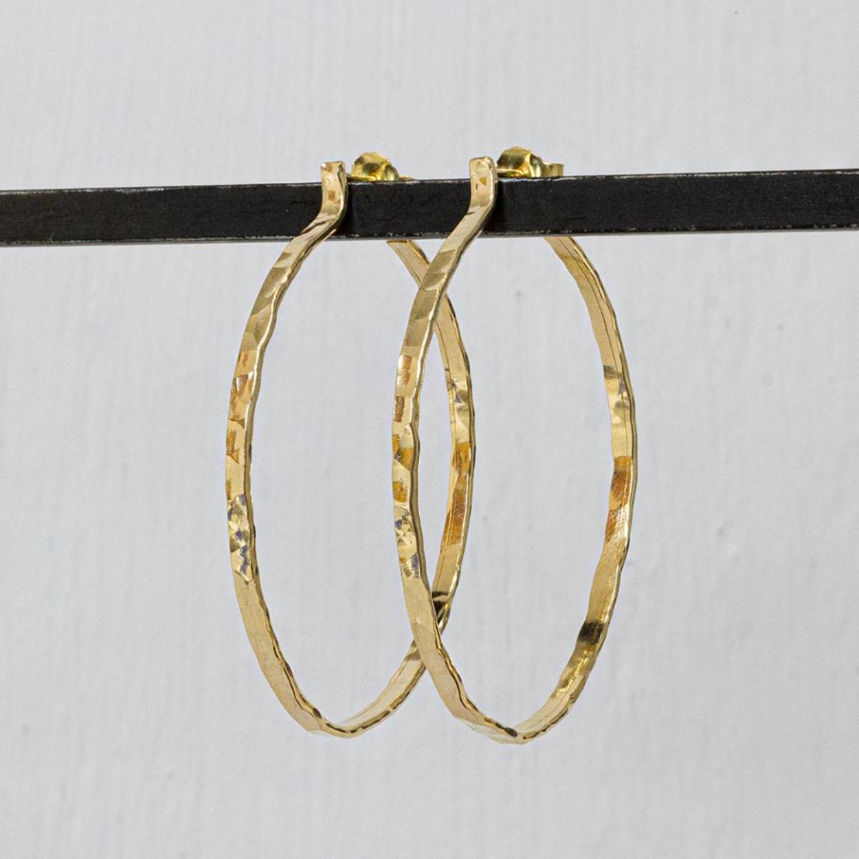 Deze oorbellen zijn een speelse variant op de klassieke hoepels. Door de hamerslag textuur en de ovale ronding zijn deze Goldfilled oorbellen echt uniek! Combineer de oorbellen met verschillende andere oorbellen of andere Goldfilled hamerslag sieraden voor een complete look.