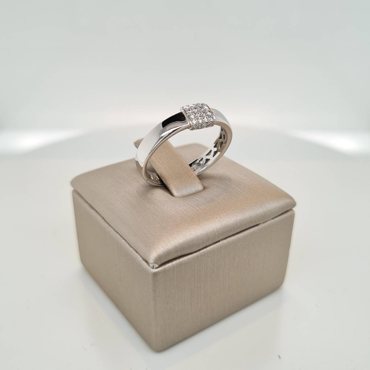 Prachtige 14krt witgouden ring met diamant 0,15crt H SI. De maat van de ring is 55 (17 1/2). Heeft u een andere maat neem dan gerust contact met ons op.