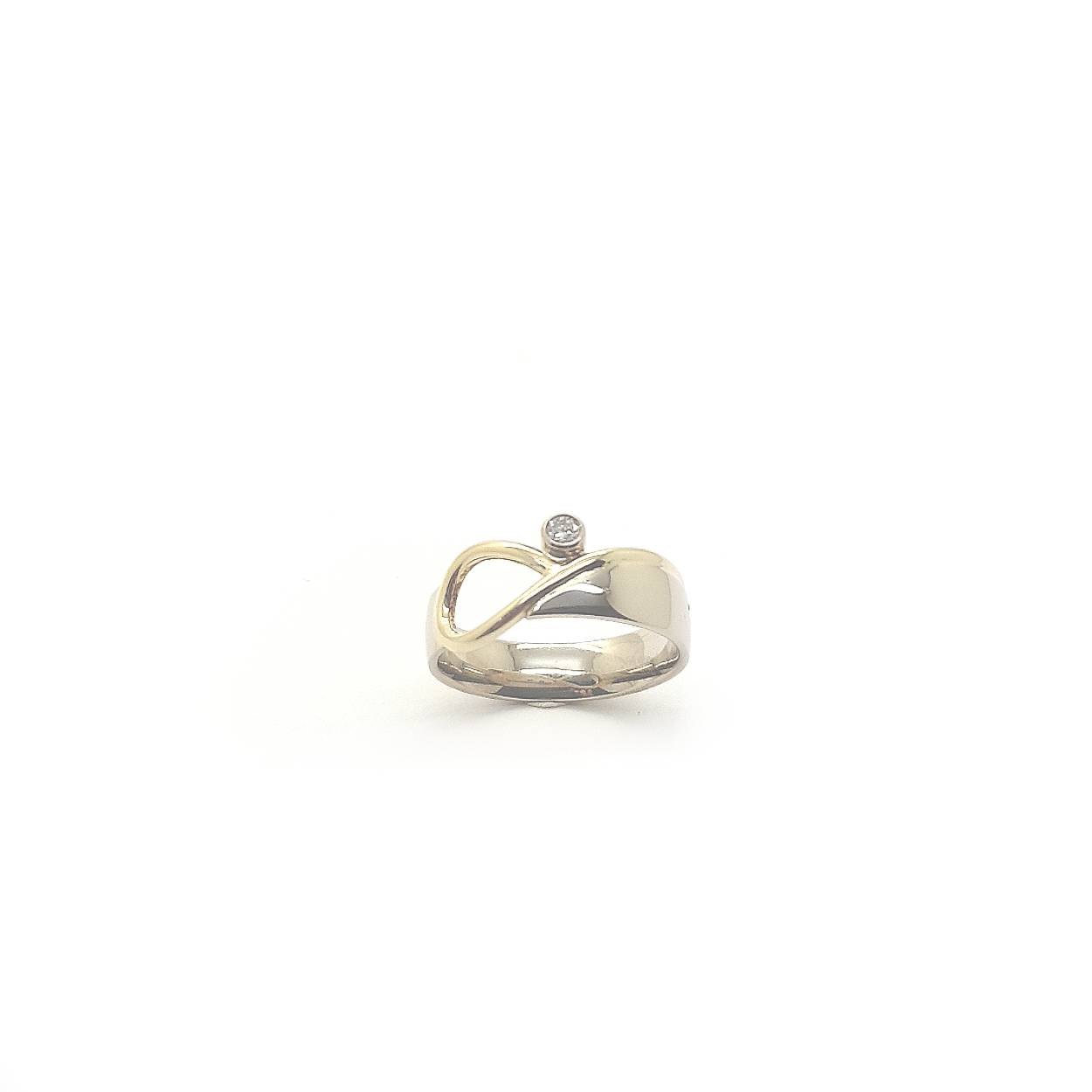 Deze prachtige bicolor ring is gemaakt van wit en geelgoud. De ring krijgt met het brede ontwerp toch een elegante look. De rechte ring in combinatie met de ronde lus geeft balans in het ontwerp. Voor de mensen die iets meer willen dan een fijn ontwerp is deze ring perfect.

Deze ring hoort bij een set van oorbellen.
