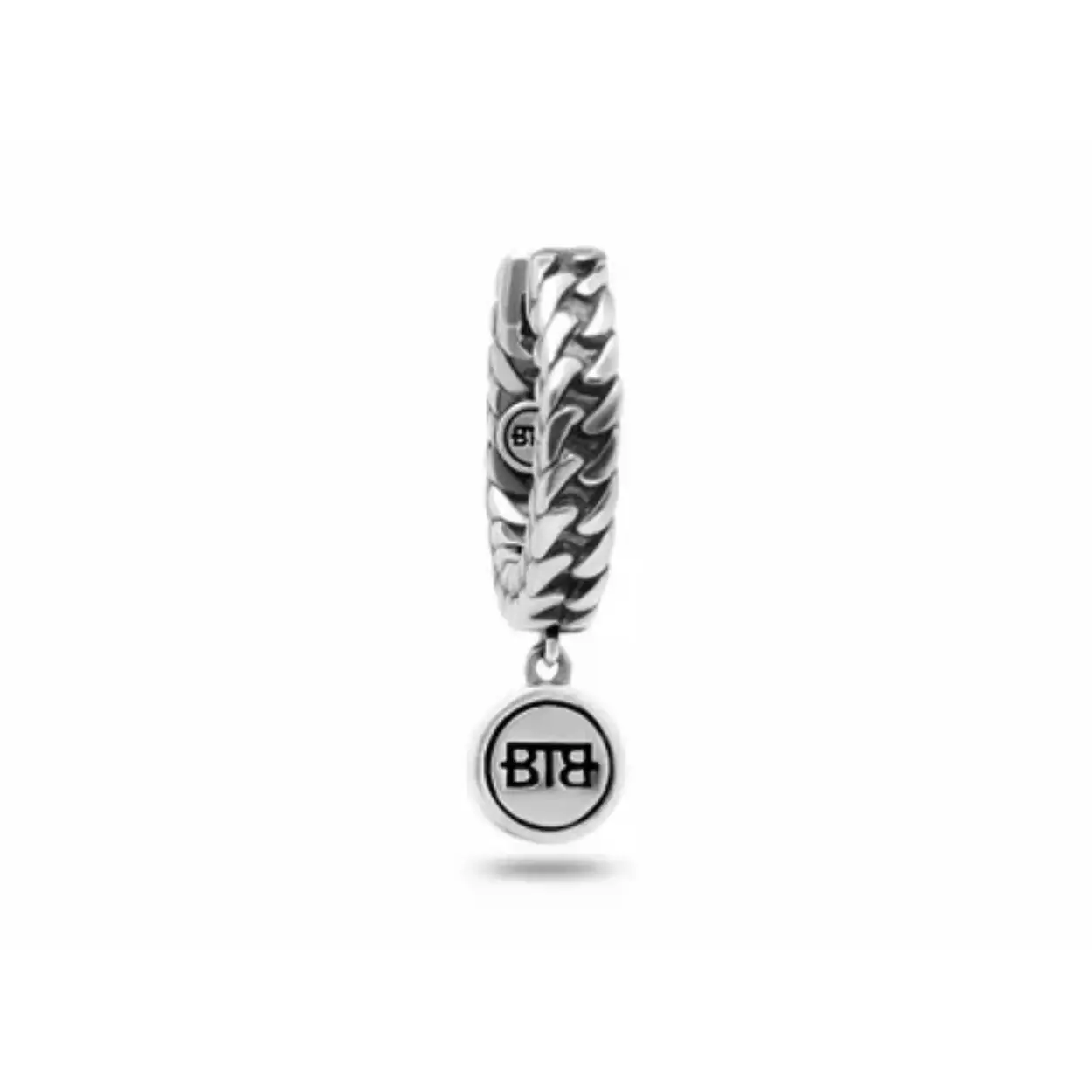 De Esther Ear Hoop zilver is een elegante oorbel gebaseerd op de populaire Esther schakel. De oorbel is gebaseerd op onze iconische Esther vlechttechniek en krijgt haar finishing touch door het kenmerkende Buddha to Buddha logo. De Esther oorring is onderdeel van onze nieuwe Earparty collectie. Deze collectie bevat negen oorbellen van enkele van onze meest populaire families. De mogelijkheden om deze prachtige sieraden te combineren zijn eindeloos, waardoor de Earparty collectie een must-have is voor liefhebbers van oorbellen.