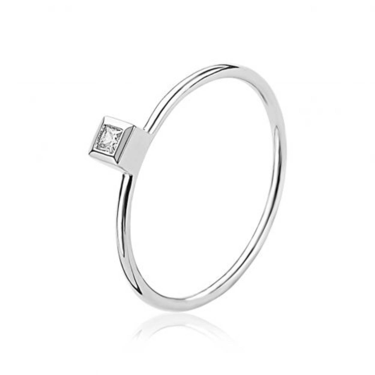 ZINZI zilveren gladde aanschuifring. De vierkante topzetting is bezet met een witte zirconia. Gemakkelijk te combineren met andere zilveren Zinzi aanschuifringen. Mix & match! De ring is vervaardigd van eerste gehalte zilver (925) en met extra rodiumlaag voor mooie glans.
