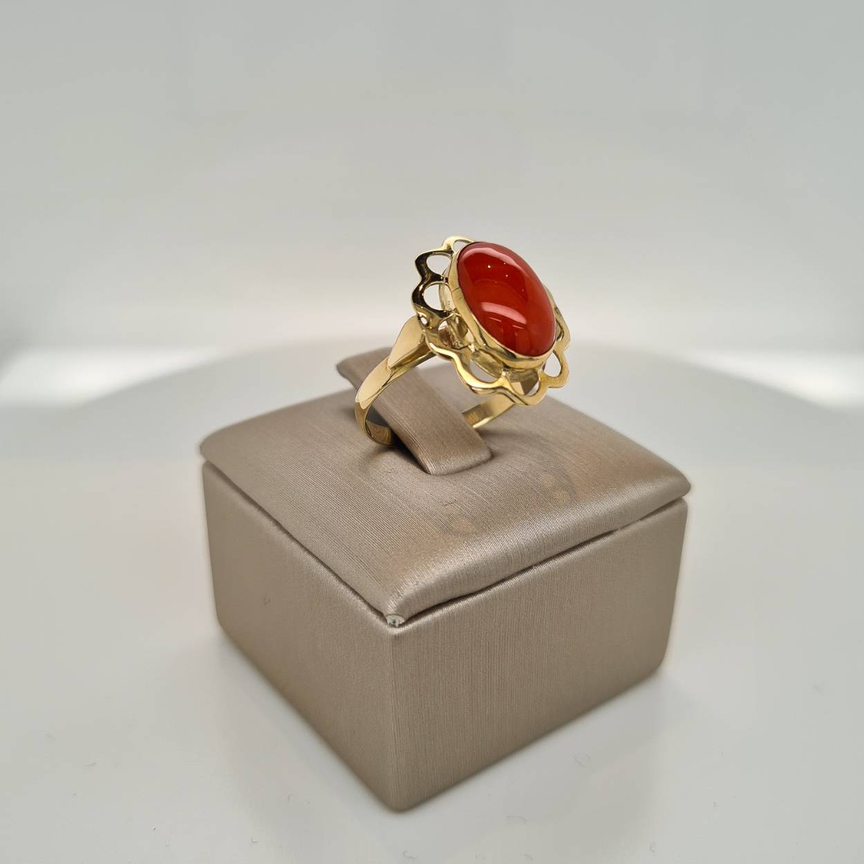 Ring 14 karaat goud gezet met echte bloedkoralen. De ring is in maat 17.5.