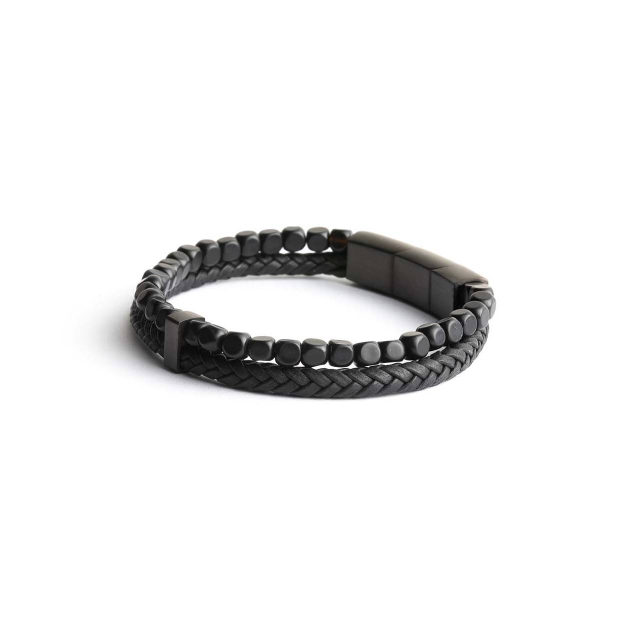 De Gemini Armband is een stijlvolle armband van echt leer, ontworpen voor de categorie juwelen en specifiek als armband. De armband bevat een handige magneetsluiting. Draag deze armband om je pols voor een modieuze en verfijnde uitstraling. Perfect te combineren met zowel casual als formele outfits, ideaal voor elke gelegenheid.