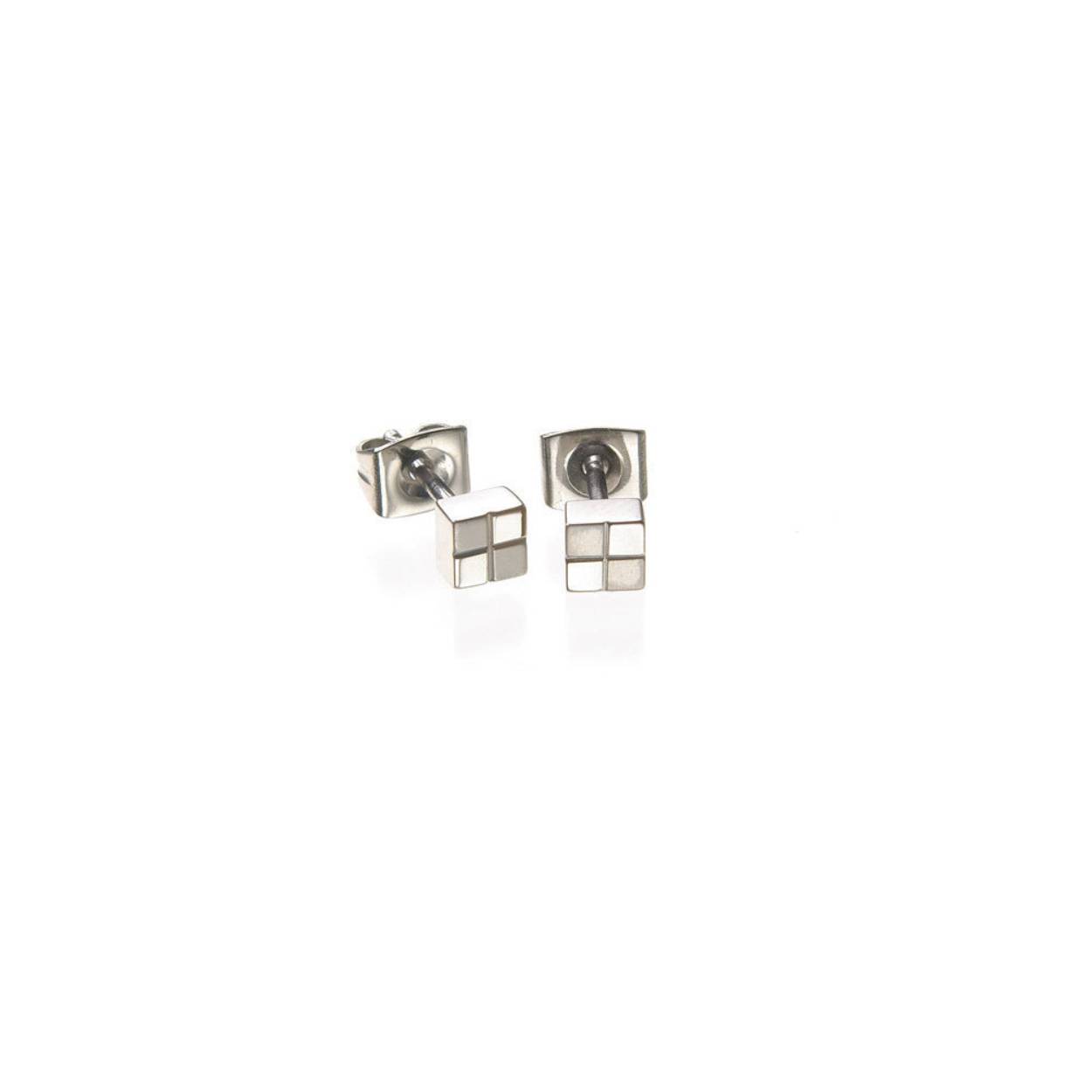 Deze Boccia Titanium oorbellen sieren door het strakke rechthoekig ontwerp. De oorstekers zijn 4.5 mm groot. Het oppervlak is deels gematteerd, deels gepolijst afgewerkt wat een mooi contrast oplevert.