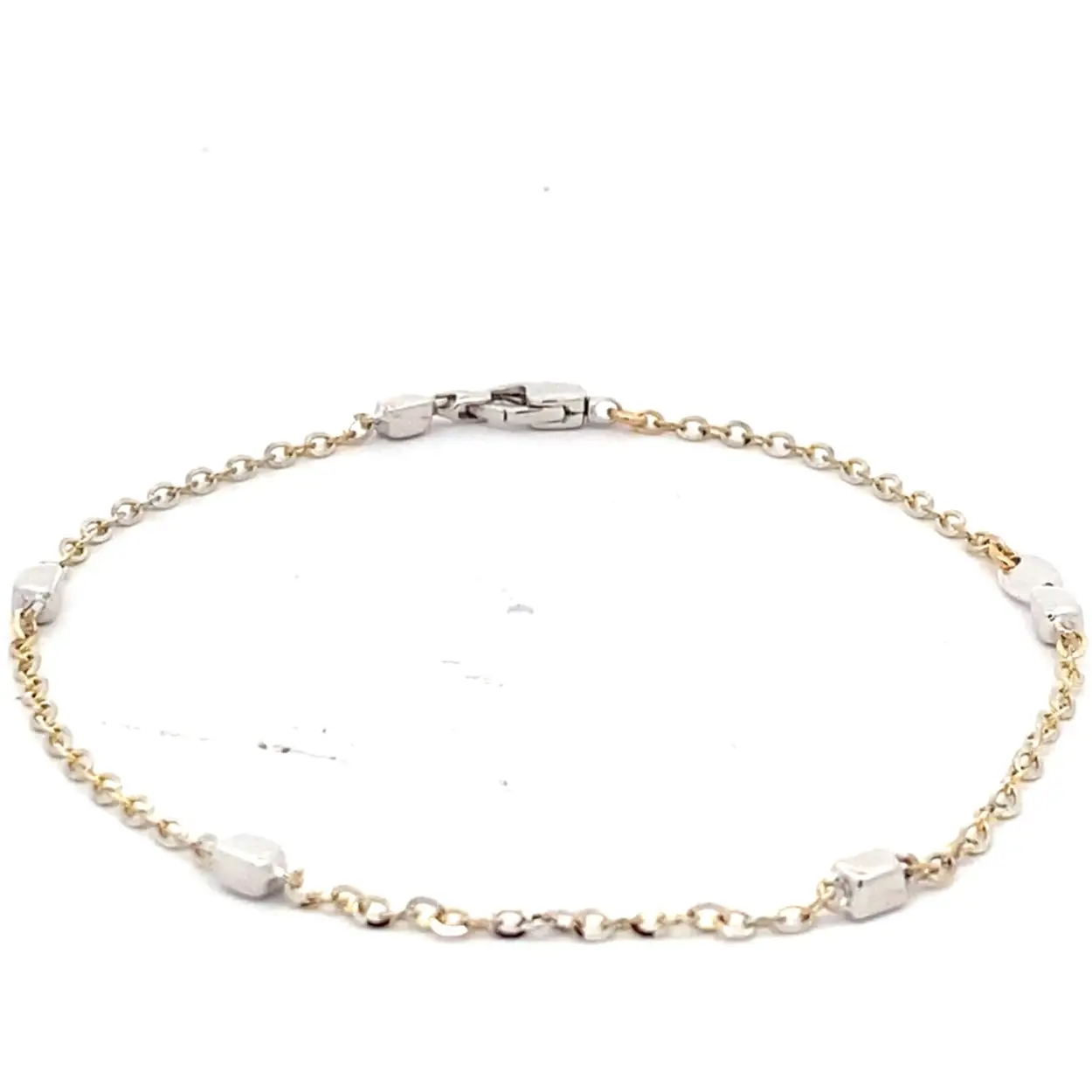 Ervaar tijdloze elegantie met de JH Brummer Armband van 14K Bi-Color Fantasie. Dit verfijnde stuk straalt klasse uit en voegt een vleugje speelse verbeelding toe aan je look. Gemaakt van hoogwaardig materiaal, is deze armband een tijdloos accessoire dat elke outfit verfraait. Ontdek de betoverende schoonheid van JH Brummer met dit prachtige sieraad.