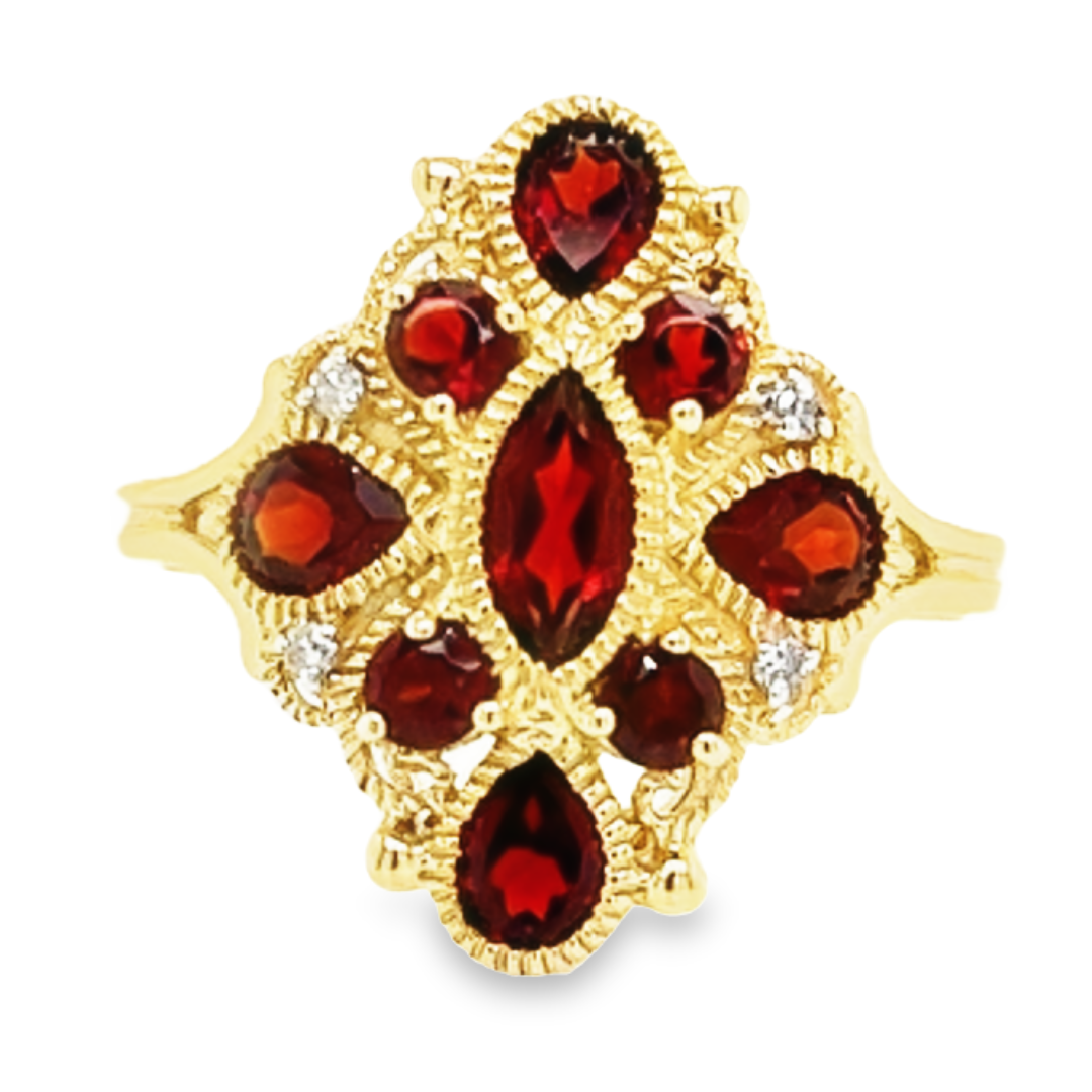 Geelgouden ring met granaatstenen in diverse slijpvormen gecombineerd met kleine diamantjes.