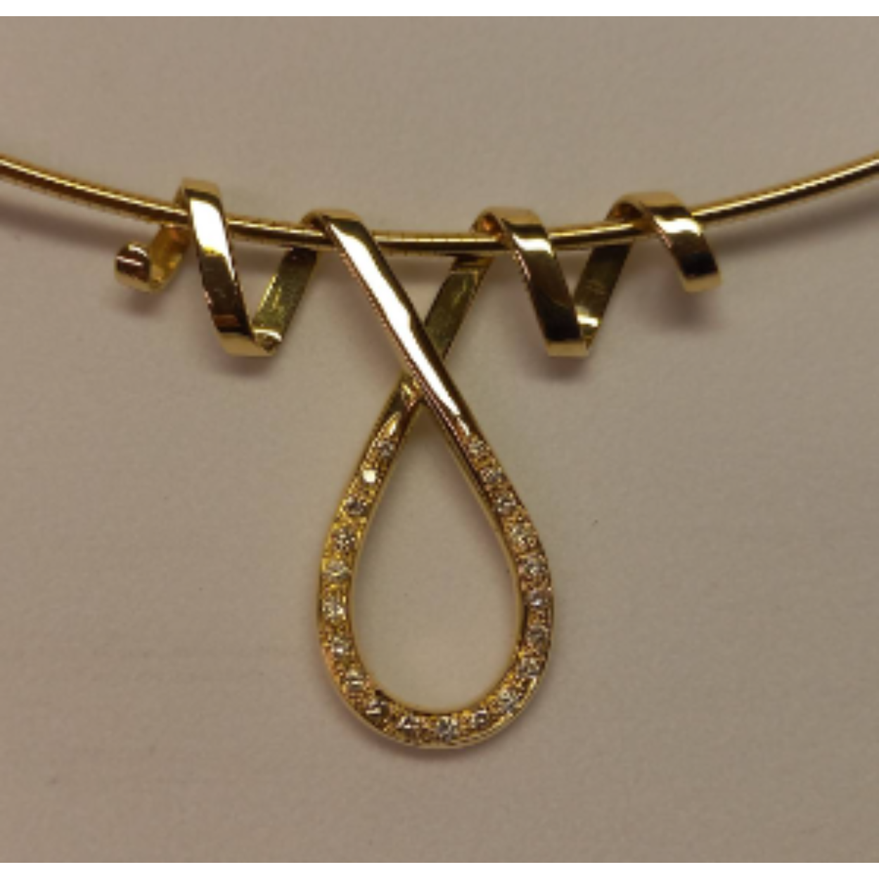 14k hanger gemaakt door Marco. Geschikt om aan een omega collier te hangen. De hanger is bezet met 21 briljant geslepen diamanten van totaal 0.298ct W Si