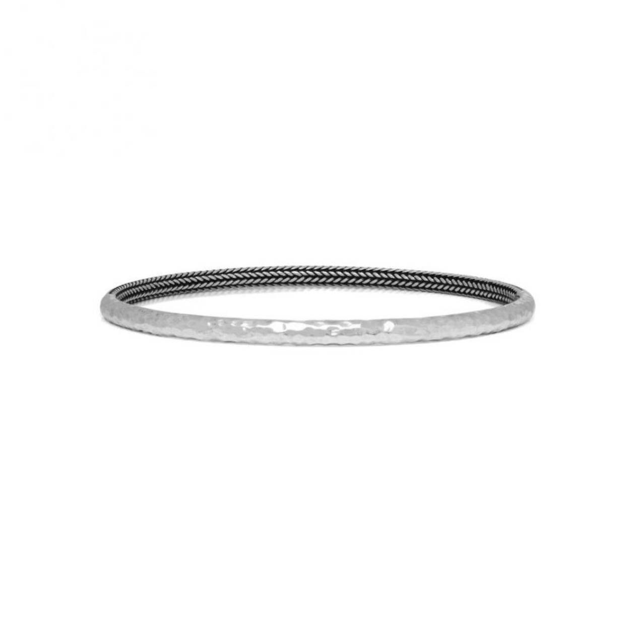 The Dunia bracelet is a refined bangle from our Refined collection. The design is based on our iconic Ellen link, combined with silver hammered structure. The bracelet is made from 925 sterling silver and can be perfectly combined with other bangles from the Dunia range.