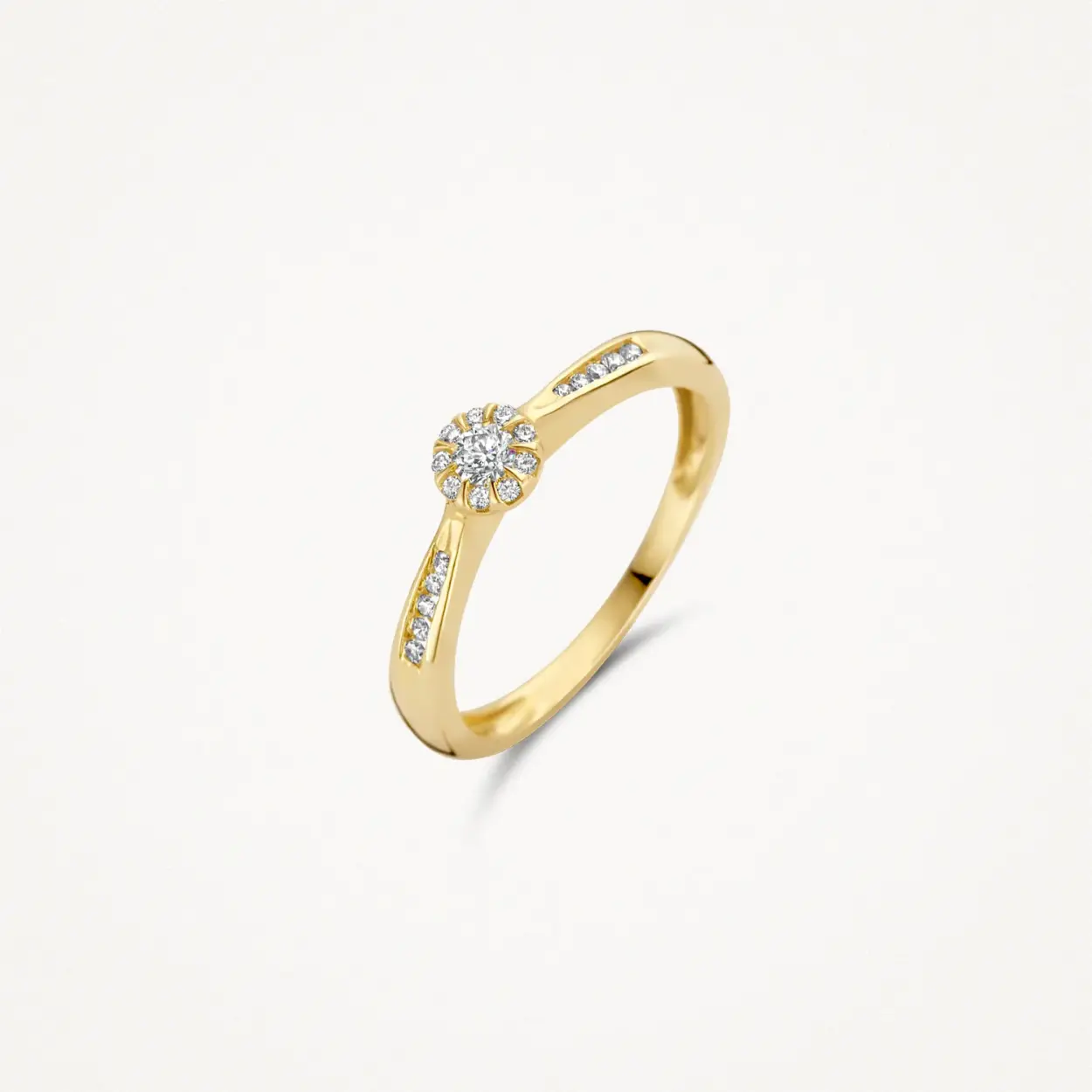 Een echte eyecatcher is deze 14K geelgouden ring met maar liefst 20 briljant geslepen diamantjes. De band heeft steentjes van een karaatgewicht van 0.08ct en 0.11ct. Schitterend op zichzelf maar ook mooi te combineren met andere ringen uit onze collectie. 
