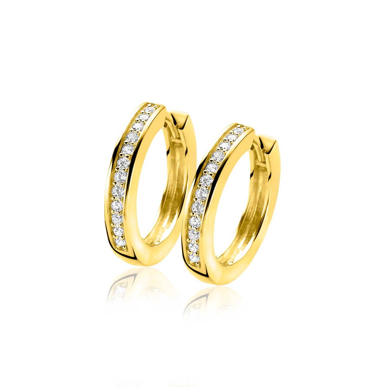 ZINZI gold plated zilveren oorringen bezet met witte zirconia's en voorzien van luxe scharniersluiting. De oorringen zijn 20mm x 3mm groot. Ideaal te combineren met Zinzi oorbedels. De oorringen zijn vervaardigd van eerste gehalte zilver (925) en voorzien van een extra geel vergulding.