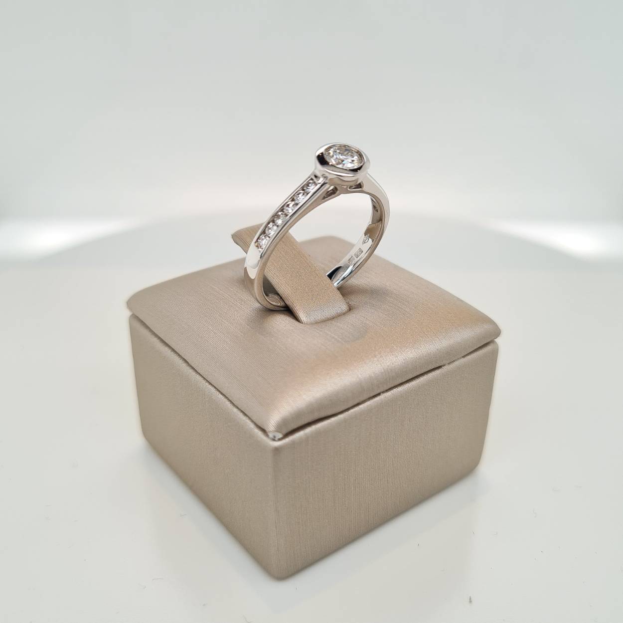 Prachtige 18krt witgouden ring met diamant 0,52crt. De maat van de ring is 54 (17 1/4). Heeft u een andere maat neem dan gerust contact met ons op.