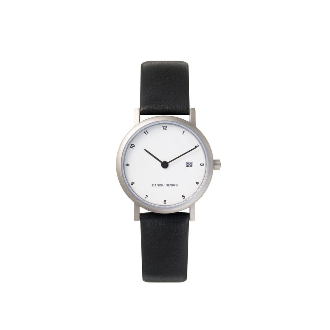 Omschrijving
Dit dameshorloge van Danish Design uit de Titanium collectie met het referentienummer IV12Q272 is uitgerust met een kwalitatief Quartz-uurwerk en is in een titanium horlogekast geplaatst. Op de witte wijzerplaat met zwarte wijzers en arabische cijfers is de tijd op analoge wijze af te lezen. Aan de horlogekast van 27 mm. is een zwarte lederen horlogeband met titanium gespsluiting vervaardigd.

Het horloge is voorzien van een mineraalglas heeft een waterdichtheid van 3 ATM (30 meter) en is hierdoor beschermt tegen waterspetters en andere kleine stofdeeltjes. Daarnaast is het uurwerk voorzien van een datumvenster bij de 3-uurs positie, waardoor er met een snelle blik de juiste datum afgelezen kan worden. De kast en de gesp van het horloge zijn vervaardigd van mat titanium, waardoor het een hypoallergeen en lichtgewicht horloge is. Door het hoge draagcomfort is dit horloge dagelijsk met veel plezier te dragen.

Sinds 1988 staat Danish Design bekend om zijn elegante, unieke en moderne designhorloges. Danish Design is wereldwijd bekend en staat symbool voor kwaliteit en goede smaak. Diverse Deense ontwerpers, zoals Anna Gotha en Martin Larsen hebben een bijdrage geleverd aan het succes van Danish Design. De verschillende horlogeseries hebben een onmiskenbare Deense uitstraling en vallen op door de puurheid in design. De horloges hebben een eenvoudige, elegante en strakke afwerking. De horloges zijn voorzien van een edelstalen of titanium kast en een mineraal- of saffierhorlogeglas. Rikkoert Juweliers is officieel dealer van Danish Design.
