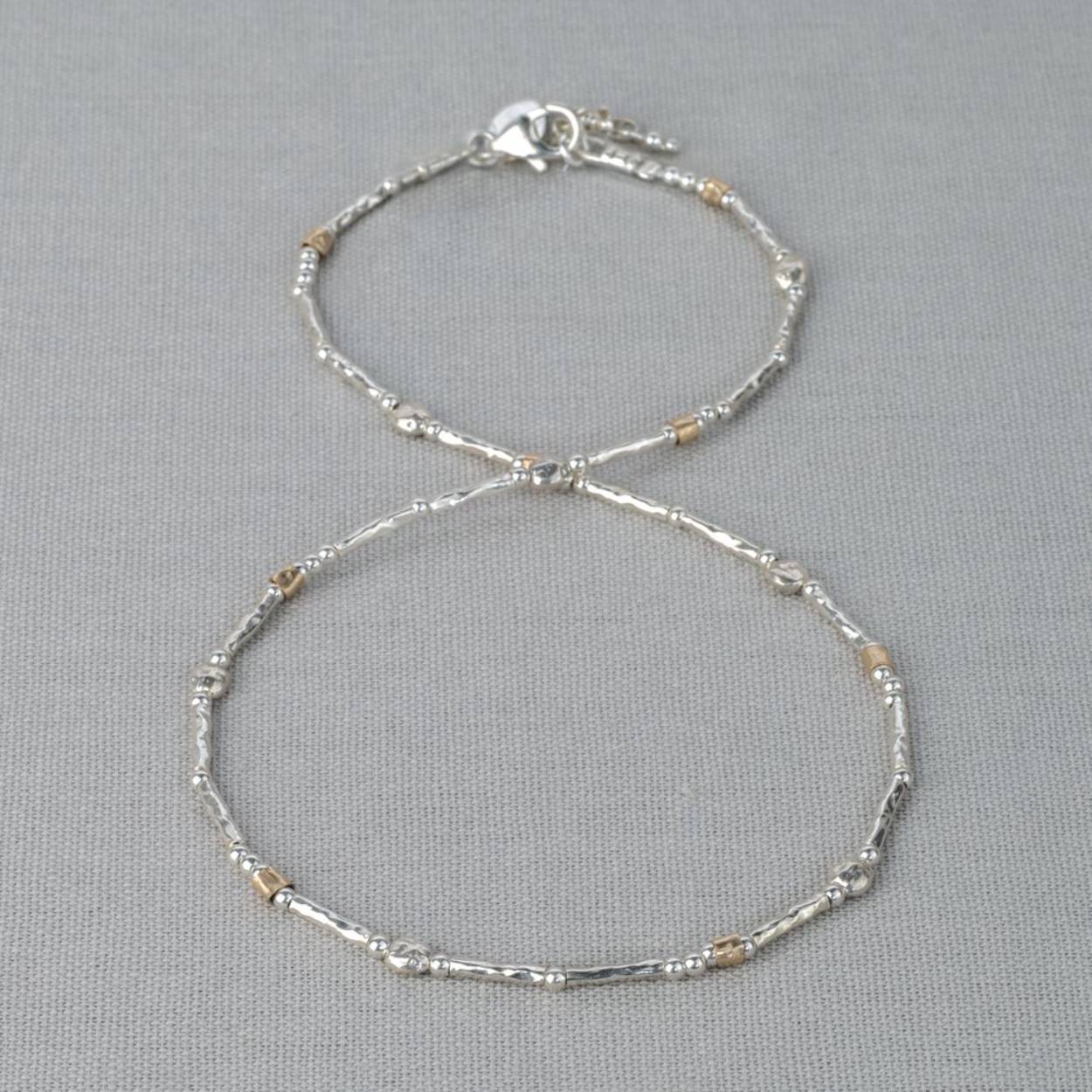 Collier gemaakt van 925 sterling zilver in combinatie met Goldfilled. Tussen de zilveren buisjes vind je bolletjes gemaakt van Goldfilled. Combineer dit collier met de bijpassende armband voor een complete look!