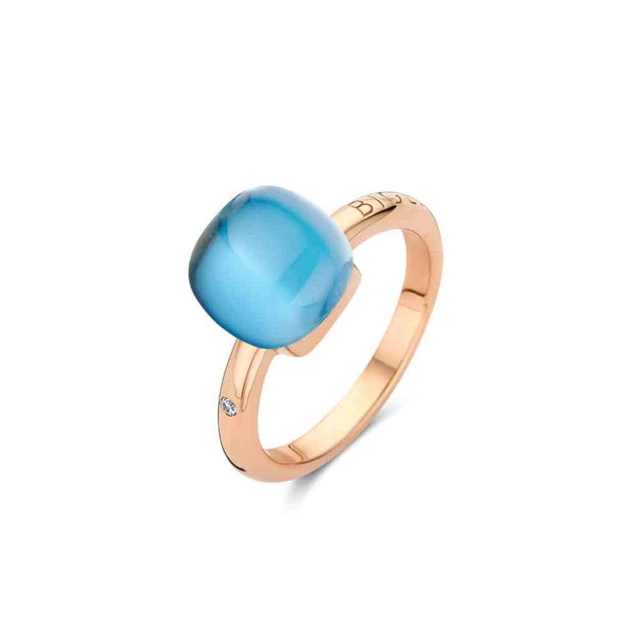 Eclectic Blue
Deze Mini Sweety ring  is afgewerkt met blauwe topaas met parelmoer en turkoois en de  kenmerkende diamant van 0,01ct