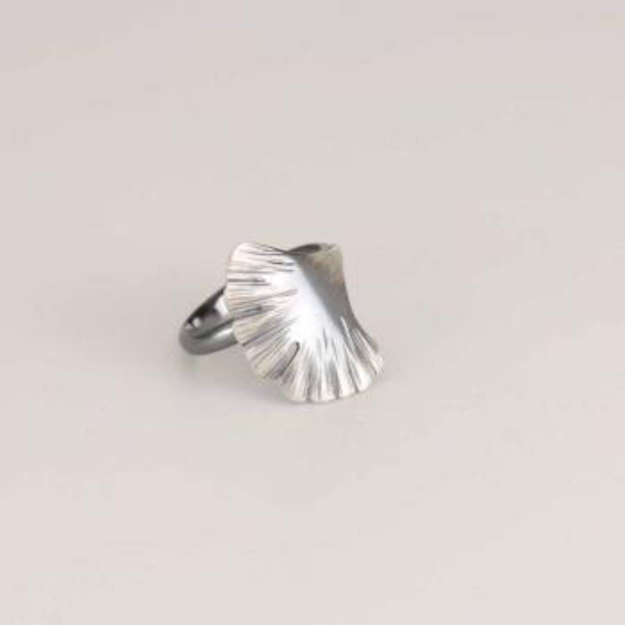 Buttner Schmuck handgemaakte sieraden vervaardigd in een klein atelier uit de Harz, zilveren ring Ginkoblad. All size.