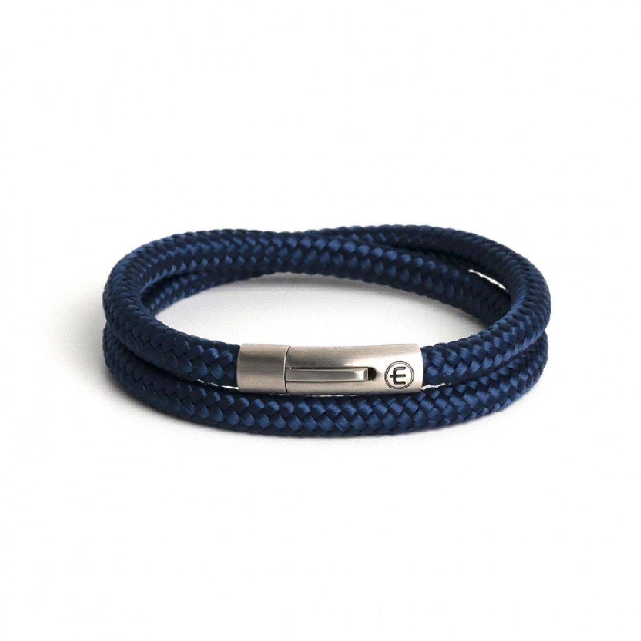 Deze Armband van het merk MUSTHEF heeft de kleur BLAUW. MUSTHEF NAUTCAL-SILVER - NAVY WRAP 8 MM