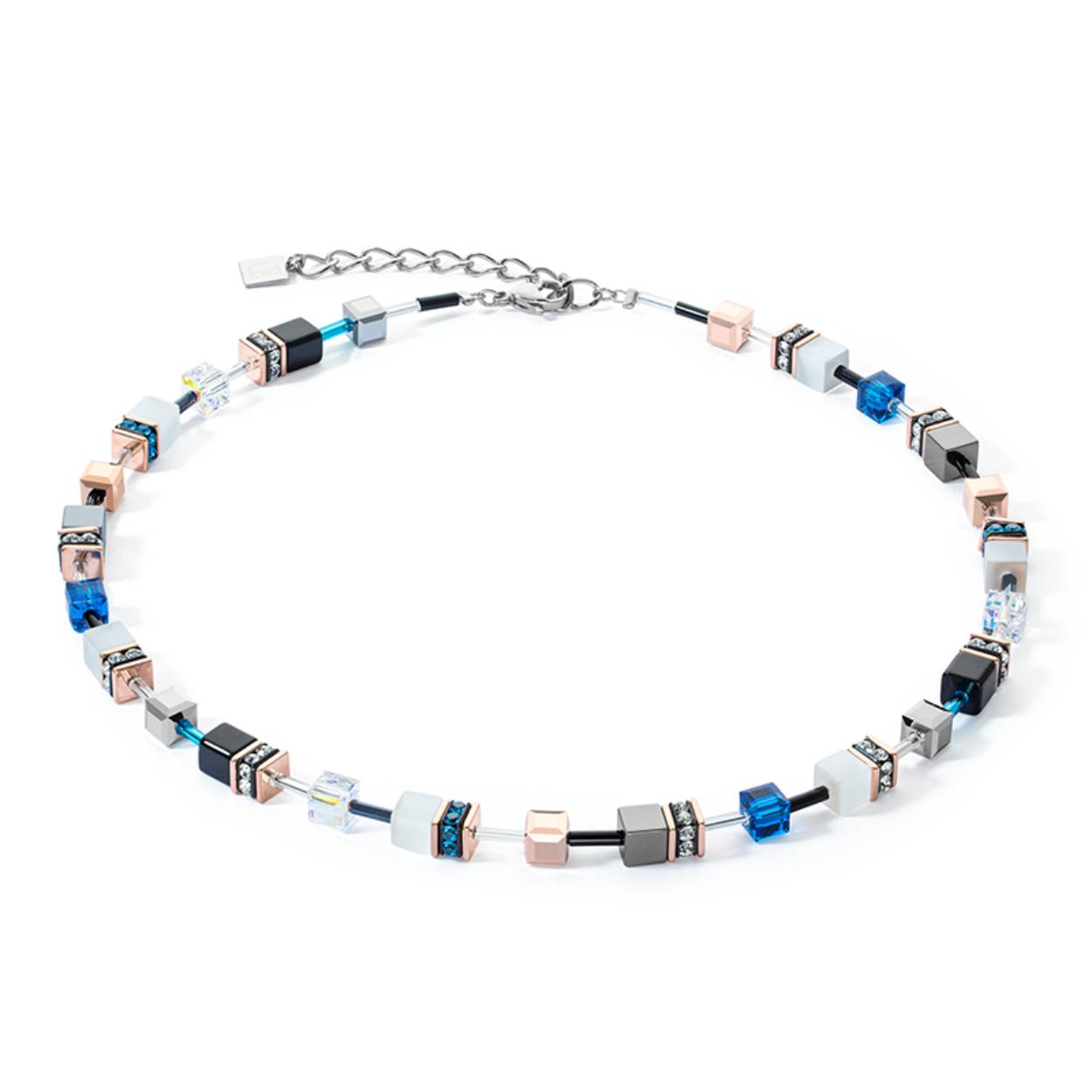 Elevate je outfit met dit prachtige collier van Coeur de Lion in capri blue. Of je hem nu casual draagt ​​of voor een formele gelegenheid. Het kan een eenvoudige top aankleden of een avondoutfit compleet maken.