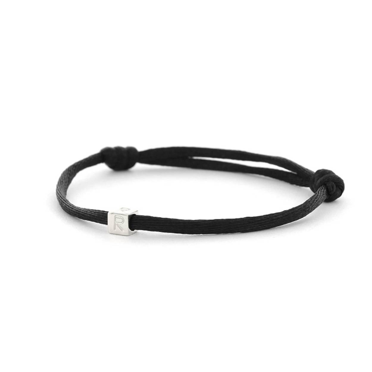 Imotionals heeft een leuk concept, namelijk de Silk Cords. Imotionals heeft zilveren en vergulde blokjes met letters die worden geleverd op een zwart satijnkoord.

Een letter sieraad zorgt ervoor dat je jouw look een persoonlijke touch kan geven. Kies voor je eigen letter of de letter van je beste vriendin, vriend, moeder of iemand anders die je dierbaar is.

Ook mega leuk om te geven als cadeautje. Get it before it's gone!