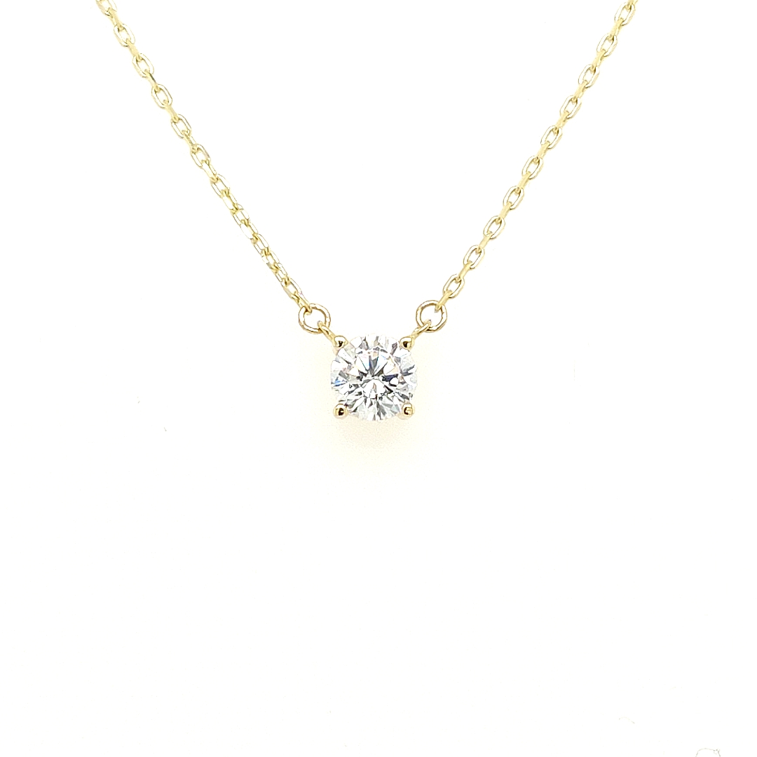 Dit 14-karaats geel gouden ankerschakel collier is onwijs leuk! Het hangertje (dat bij het collier hoort) bestaat uit een briljant geslepen zirkonia steen gezet tussen vier zetpoten, dit geeft het collier een schitterende uitstraling. Het collier is verstelbaar van 42cm tot 45cm.