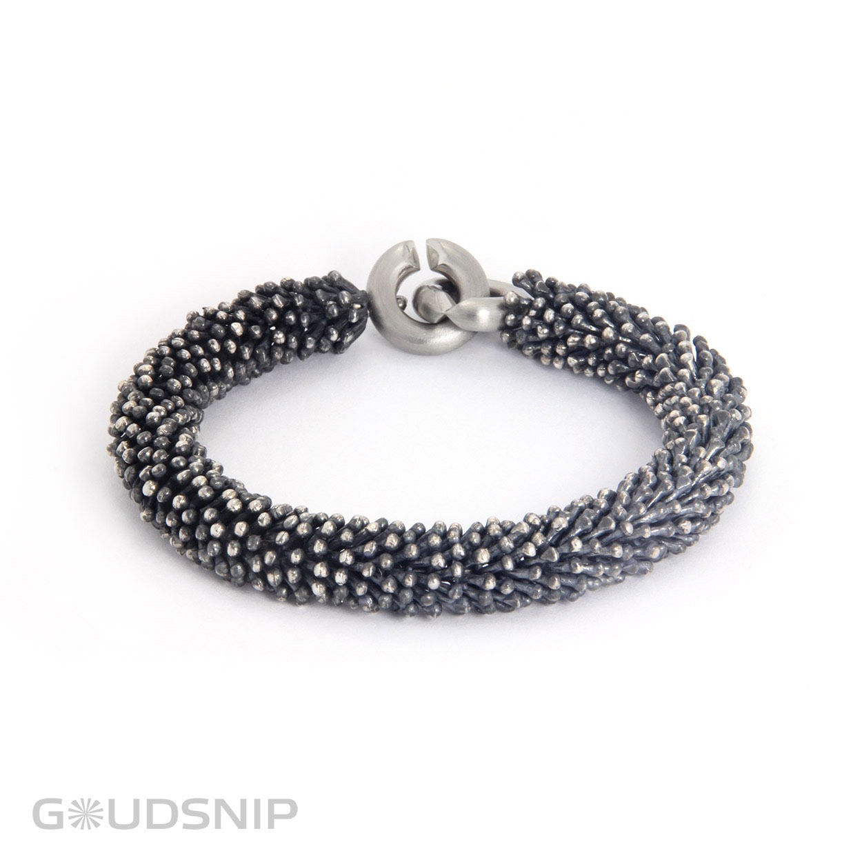 De armband is van zilver. Het slot is van staal.
