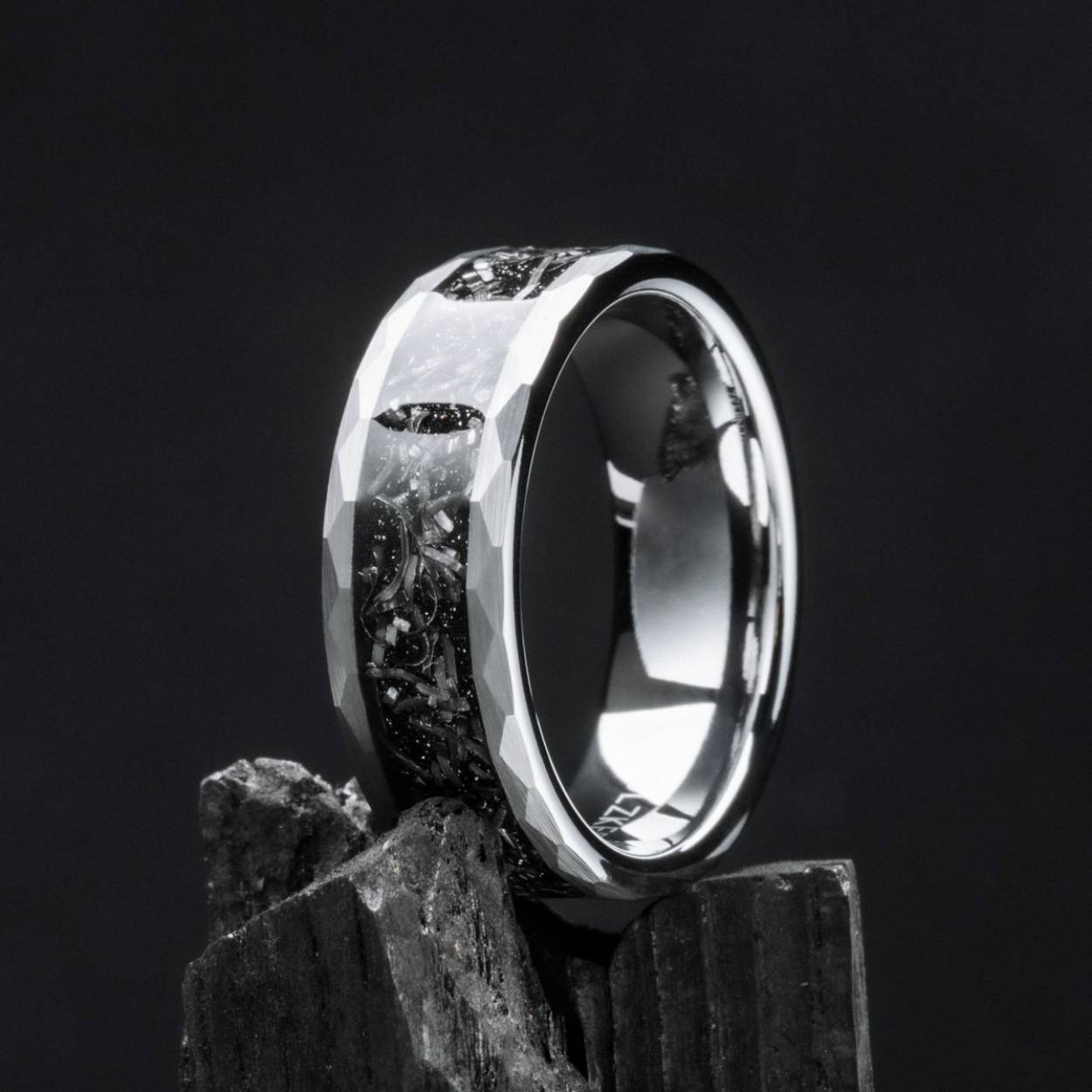 Natural elegance from powerful materials. Sumo impresses with the dynamic look of meteorite and the unique feel of the special jewelry metal tungsten.