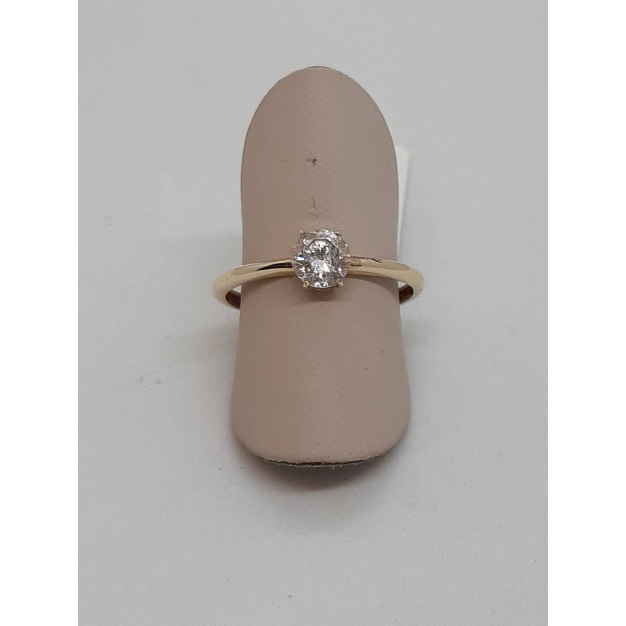 De gouden ring (modelnummer BREA-RDL-0002806) van een onbekend merk is gemaakt van 14-karaats goud en is glanzend afgewerkt. De ring heeft maat 54 en is goudkleurig. Draag deze elegante ring als statementstuk of combineer het met andere fijne sieraden voor een stijlvolle uitstraling. Perfect voor speciale gelegenheden of dagelijks gebruik.
