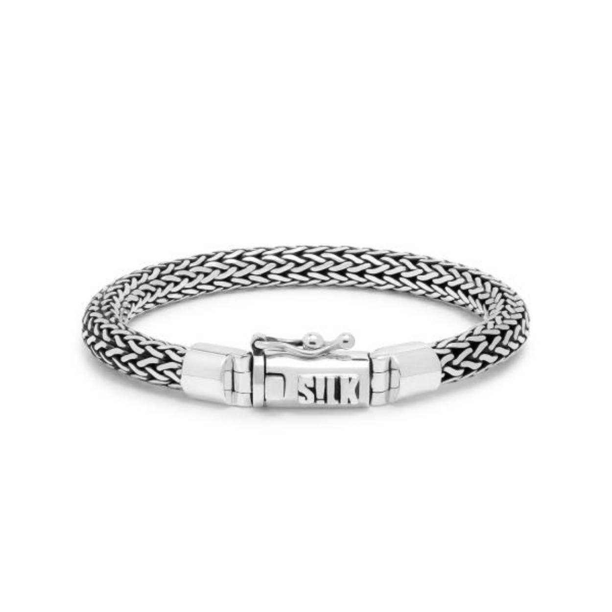 Ontdek deze schitterende en tijdloze zilveren armband, geïnspireerd op de verfijnde vlechtstructuren uit Azië die kenmerkend zijn voor SILK. Met vakmanschap met de hand vervaardigd, is deze armband verkrijgbaar in diverse maten, zowel voor heren als dames. Creëer een prachtige combinatie door deze armband te dragen met bijvoorbeeld de nieuwste 247 Fox armbandjes uit de Fall Winter 2023 collectie. Een harmonieuze samensmelting van elegantie en ambacht.