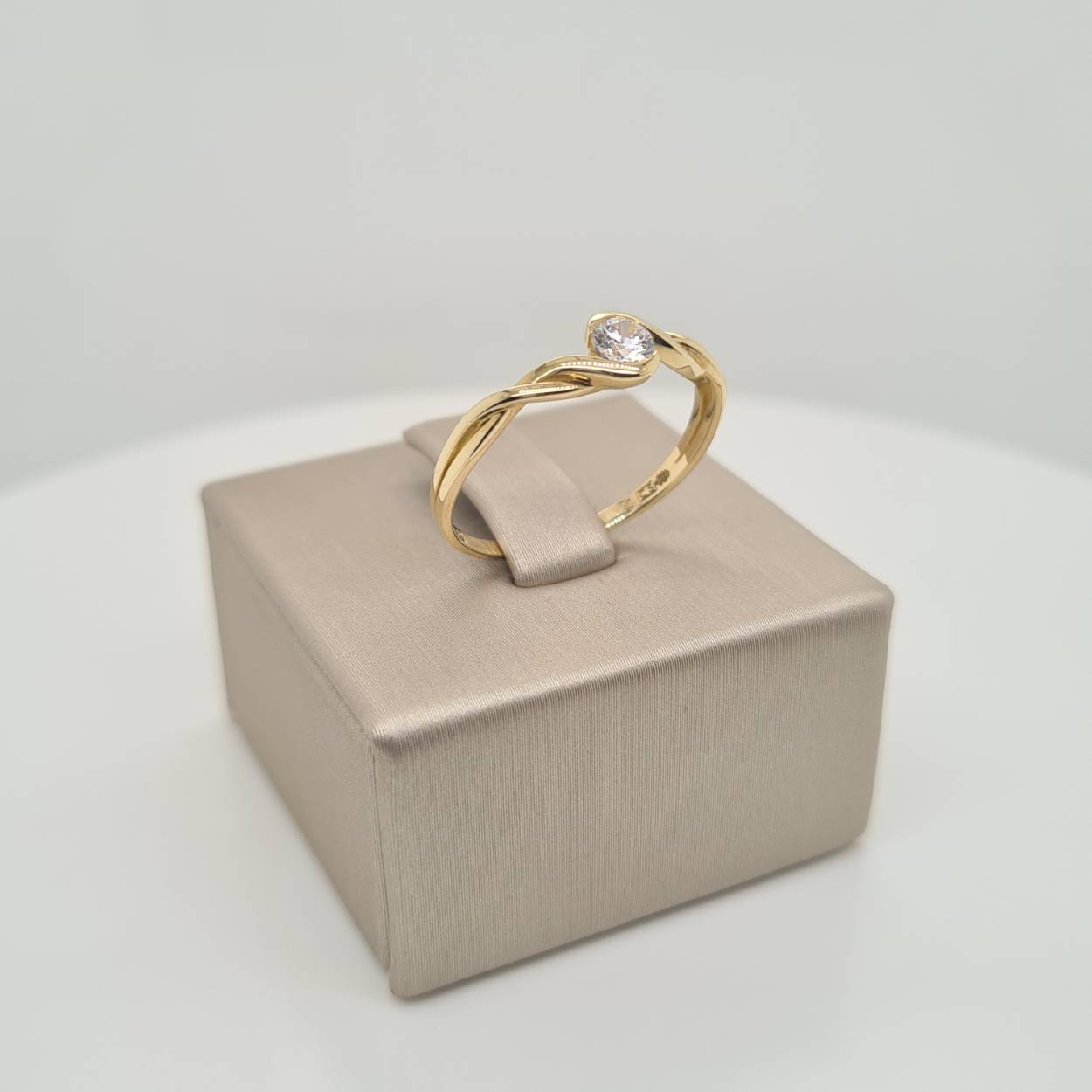 Prachtige 14krt gouden ring met zirkonia.

Deze ring is maat 52, heeft u interesse in een andere maat? Neem dan contact met ons op